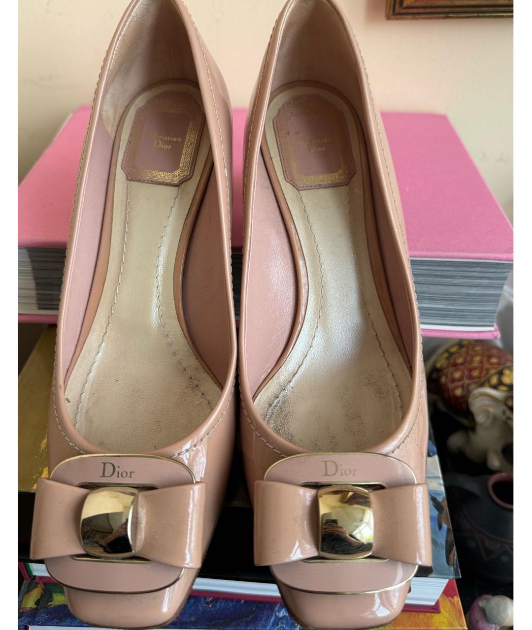 CHRISTIAN DIOR Розовые лодочки на низком каблуке из лакированной кожи, фото 2