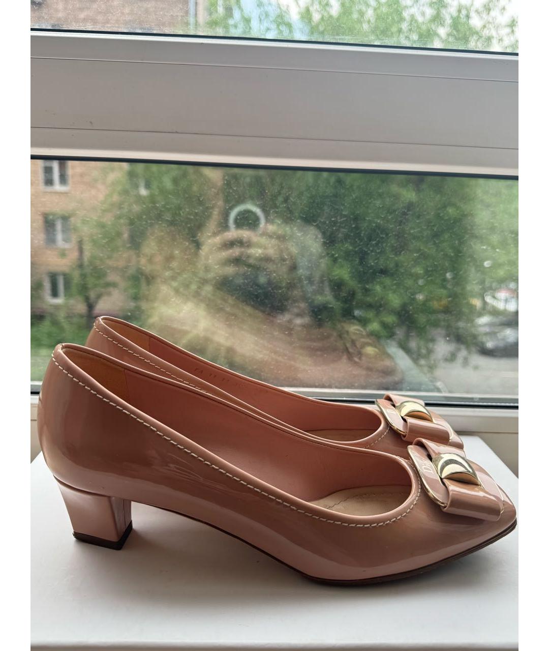 CHRISTIAN DIOR Розовые лодочки на низком каблуке из лакированной кожи, фото 5