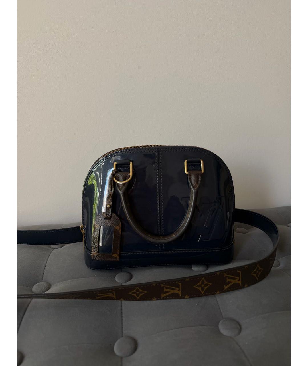 LOUIS VUITTON Темно-синяя сумка с короткими ручками из лакированной кожи, фото 3