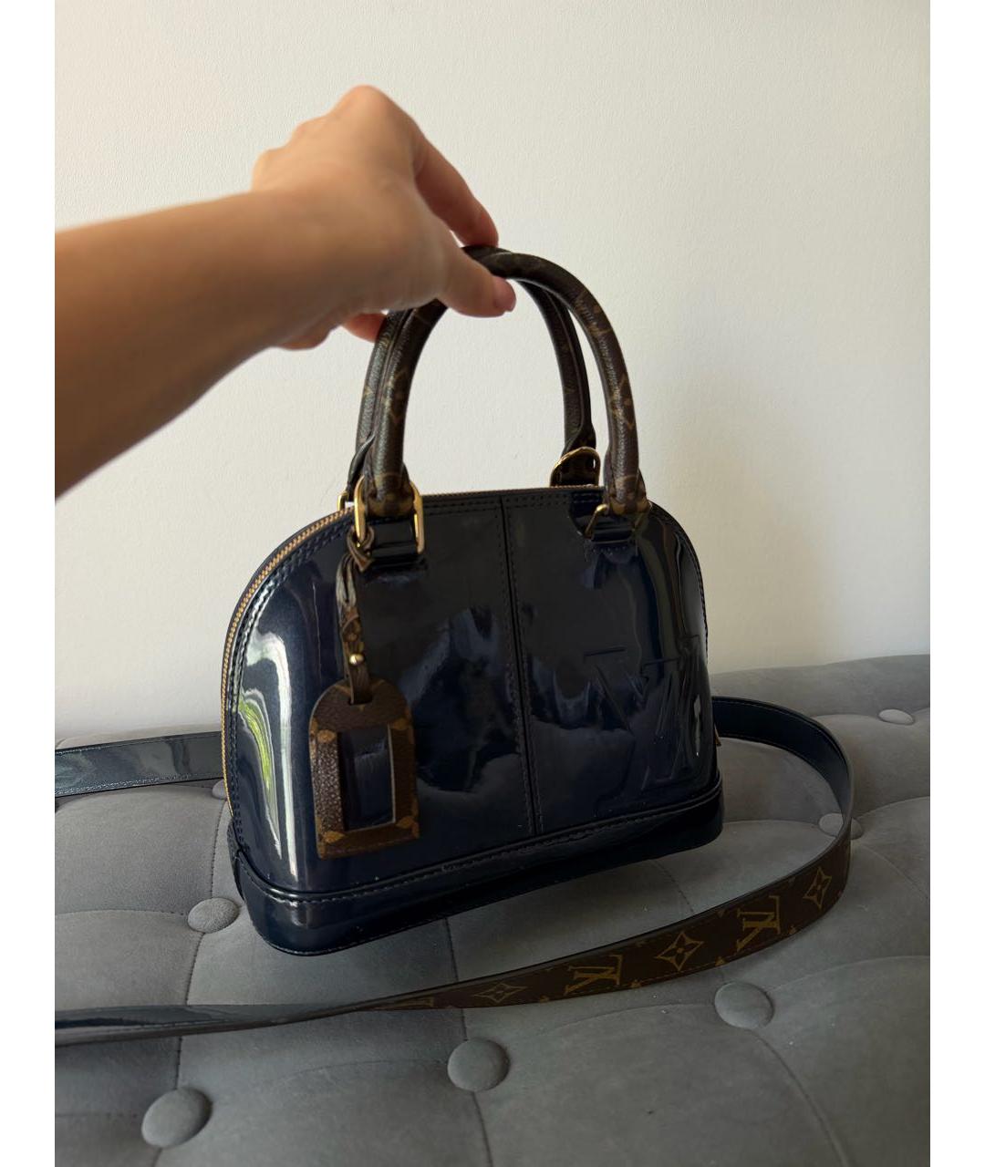 LOUIS VUITTON Темно-синяя сумка с короткими ручками из лакированной кожи, фото 7