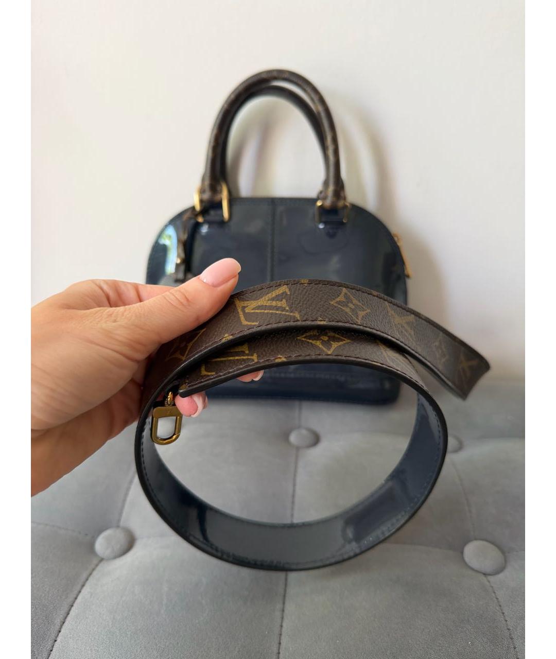 LOUIS VUITTON Темно-синяя сумка с короткими ручками из лакированной кожи, фото 6