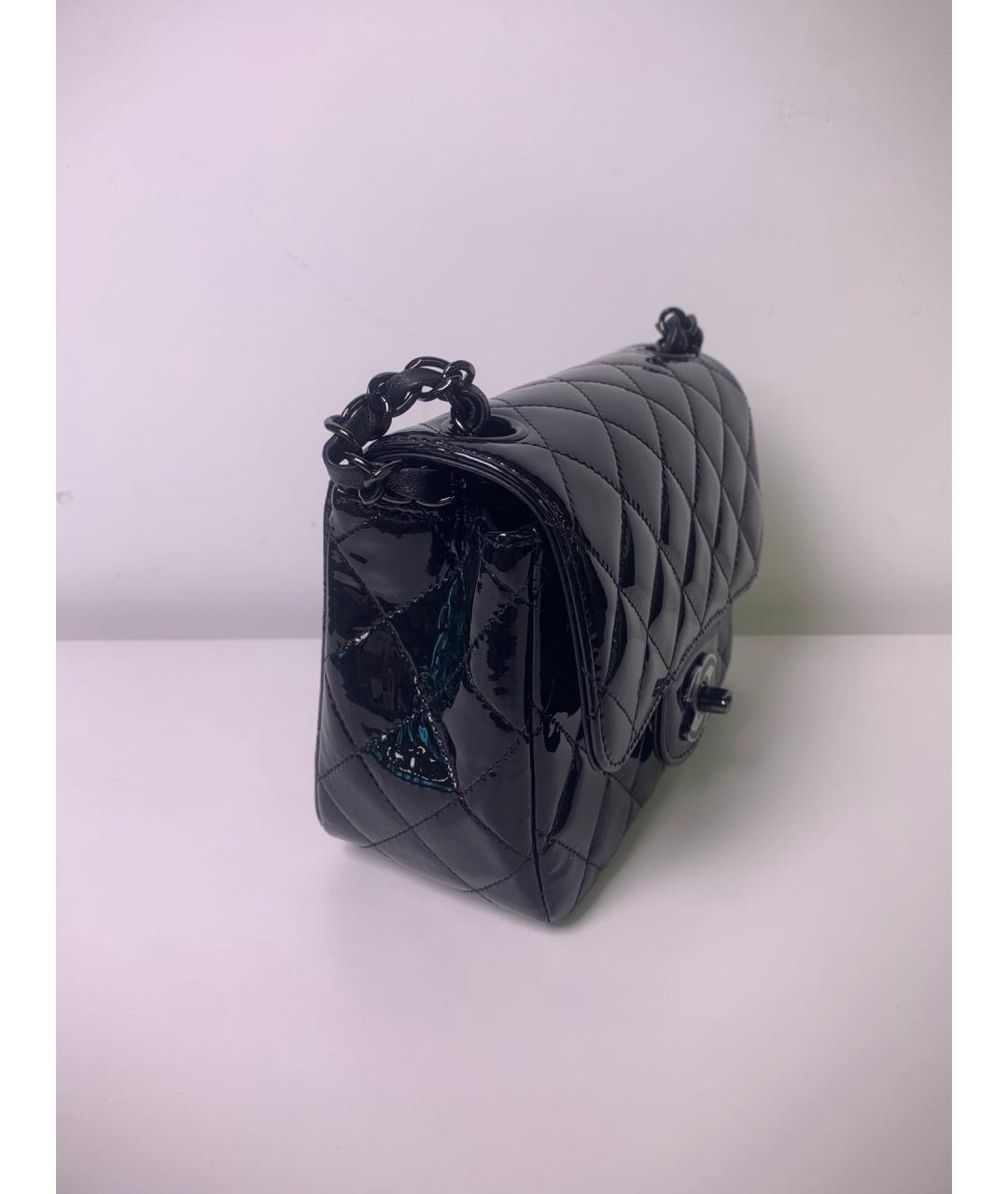 CHANEL Черная сумка через плечо из лакированной кожи, фото 4