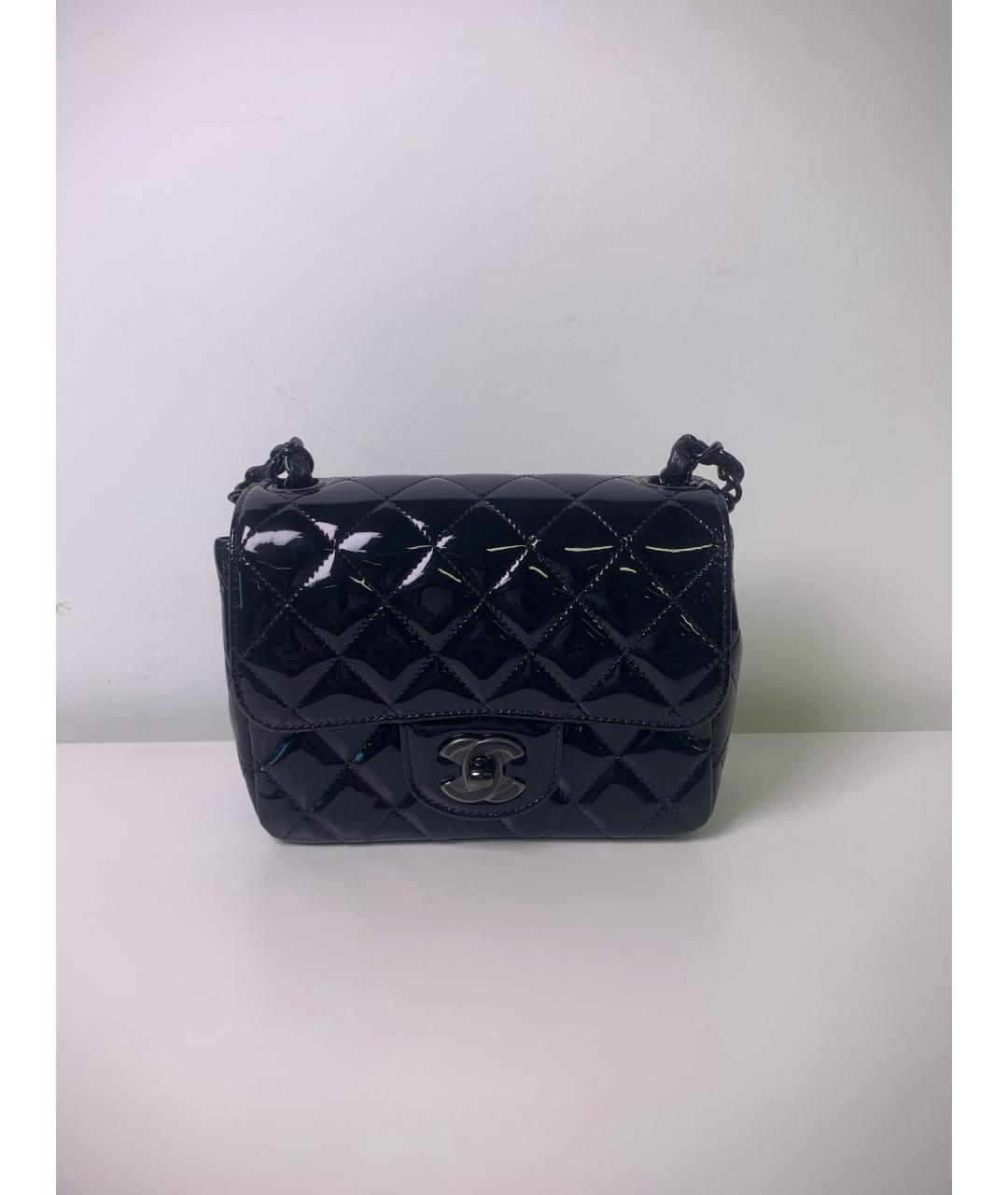 CHANEL Черная сумка через плечо из лакированной кожи, фото 9