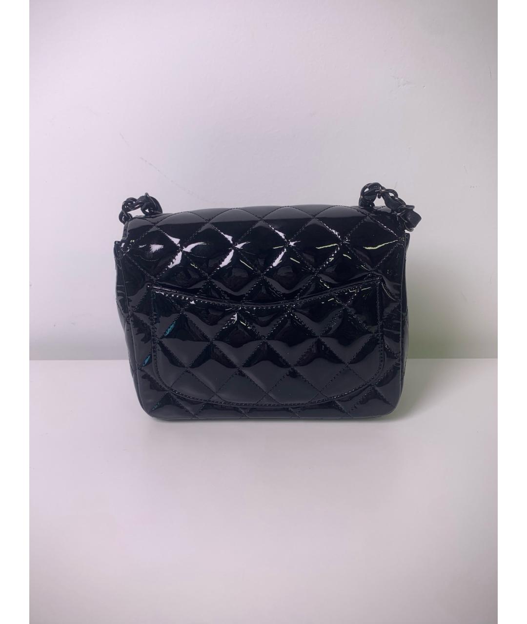 CHANEL Черная сумка через плечо из лакированной кожи, фото 2