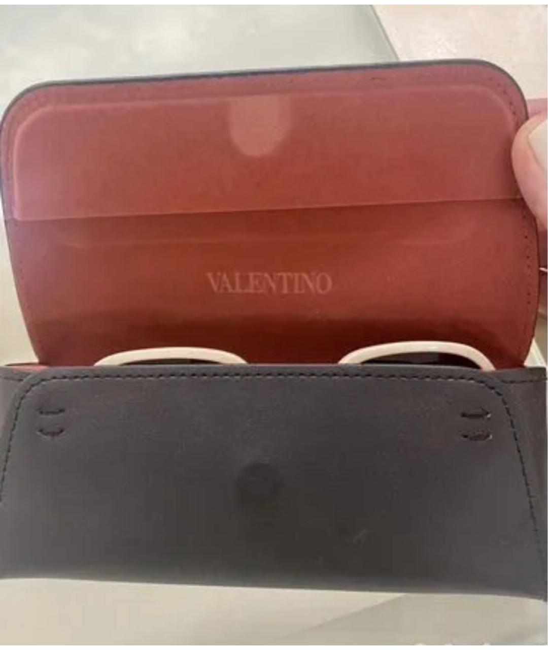 VALENTINO Бежевые пластиковые солнцезащитные очки, фото 4