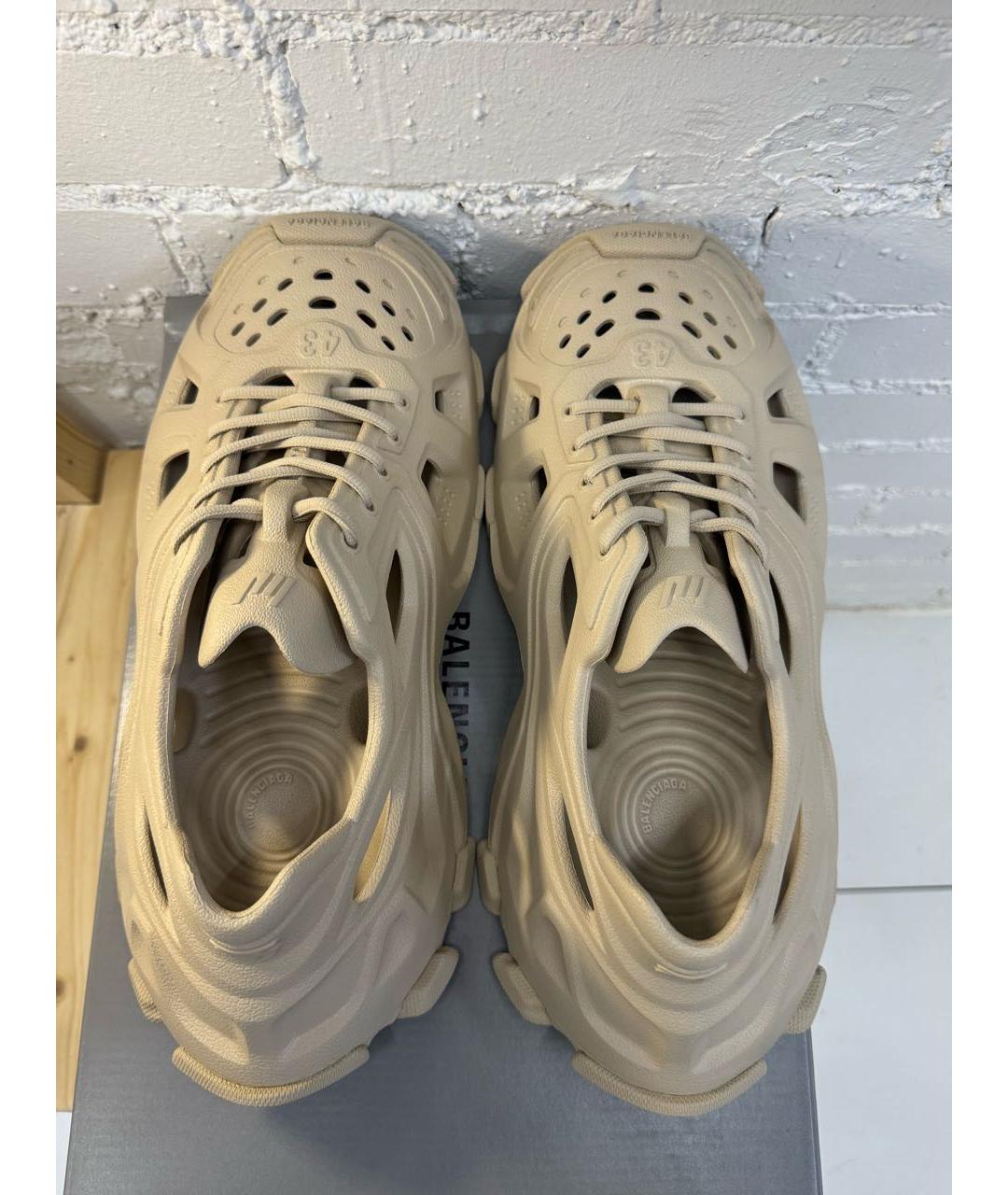 BALENCIAGA Бежевые резиновые низкие кроссовки / кеды, фото 3