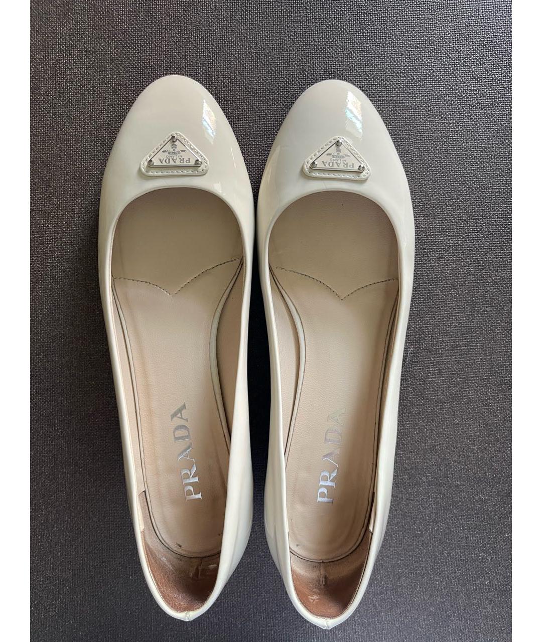 PRADA Бежевые балетки из лакированной кожи, фото 3