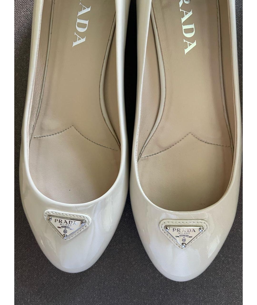 PRADA Бежевые балетки из лакированной кожи, фото 2
