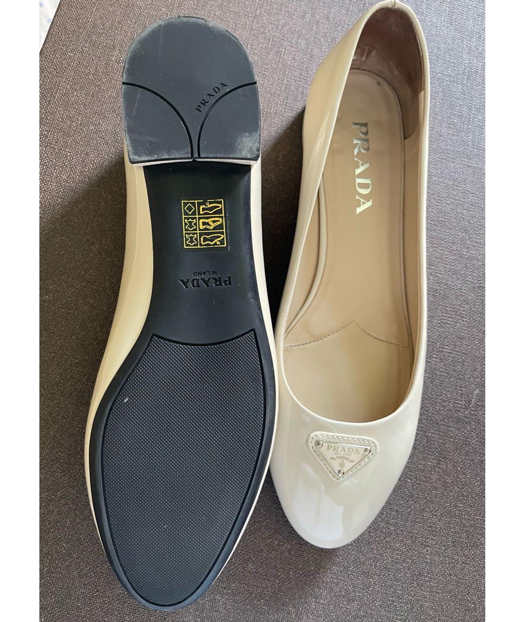 PRADA Бежевые балетки из лакированной кожи, фото 4