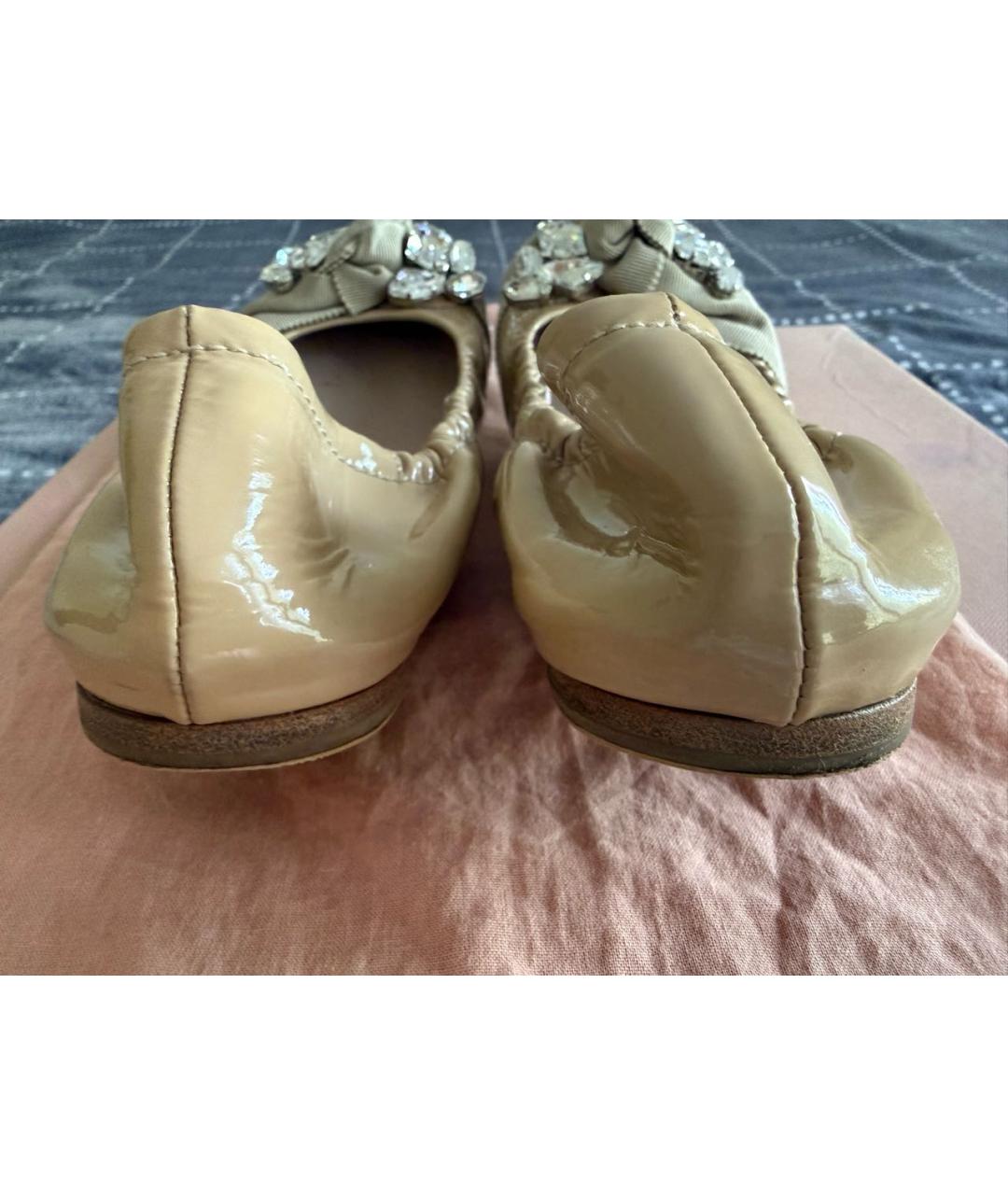 MIU MIU Бежевые балетки из лакированной кожи, фото 4