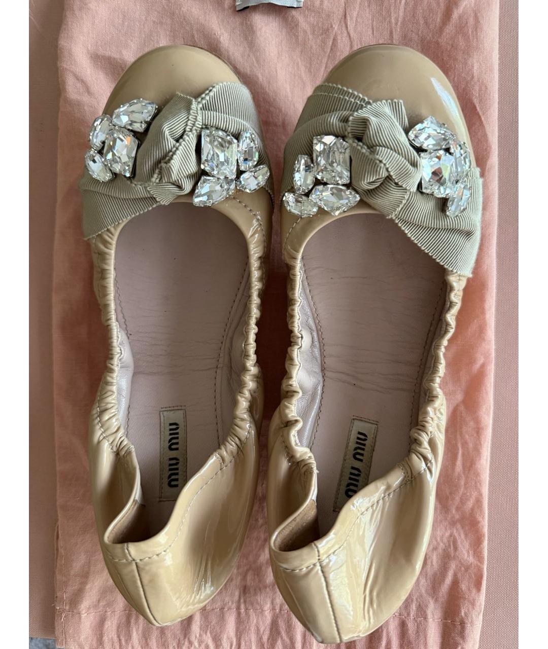 MIU MIU Бежевые балетки из лакированной кожи, фото 3