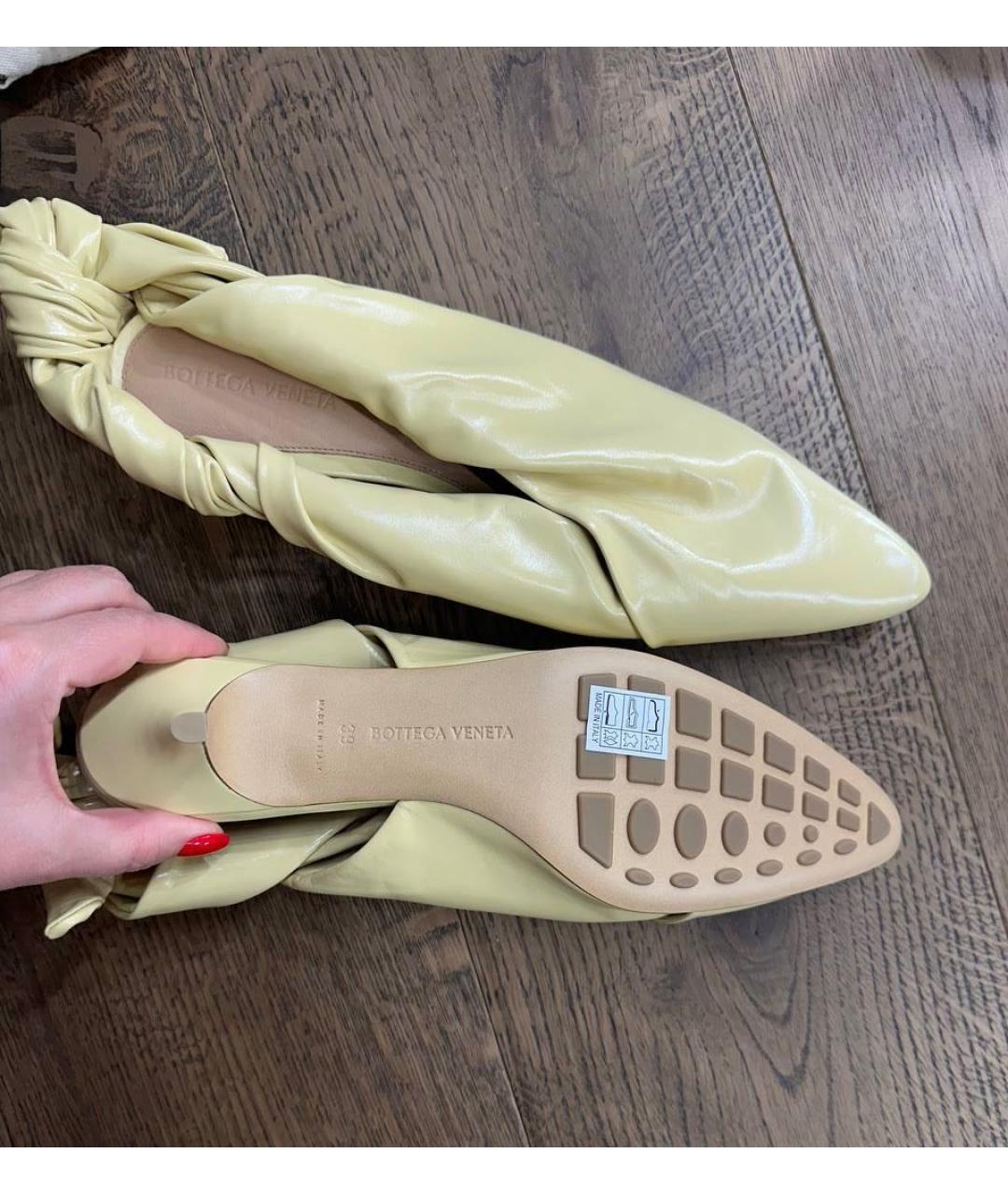 BOTTEGA VENETA Бежевые лодочки на низком каблуке из лакированной кожи, фото 4