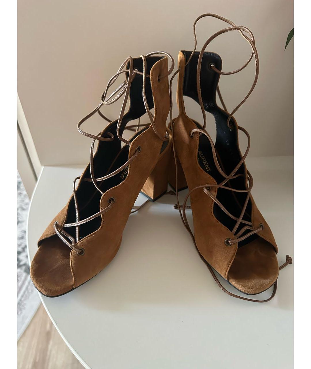 SAINT LAURENT Коричневые замшевые босоножки, фото 2