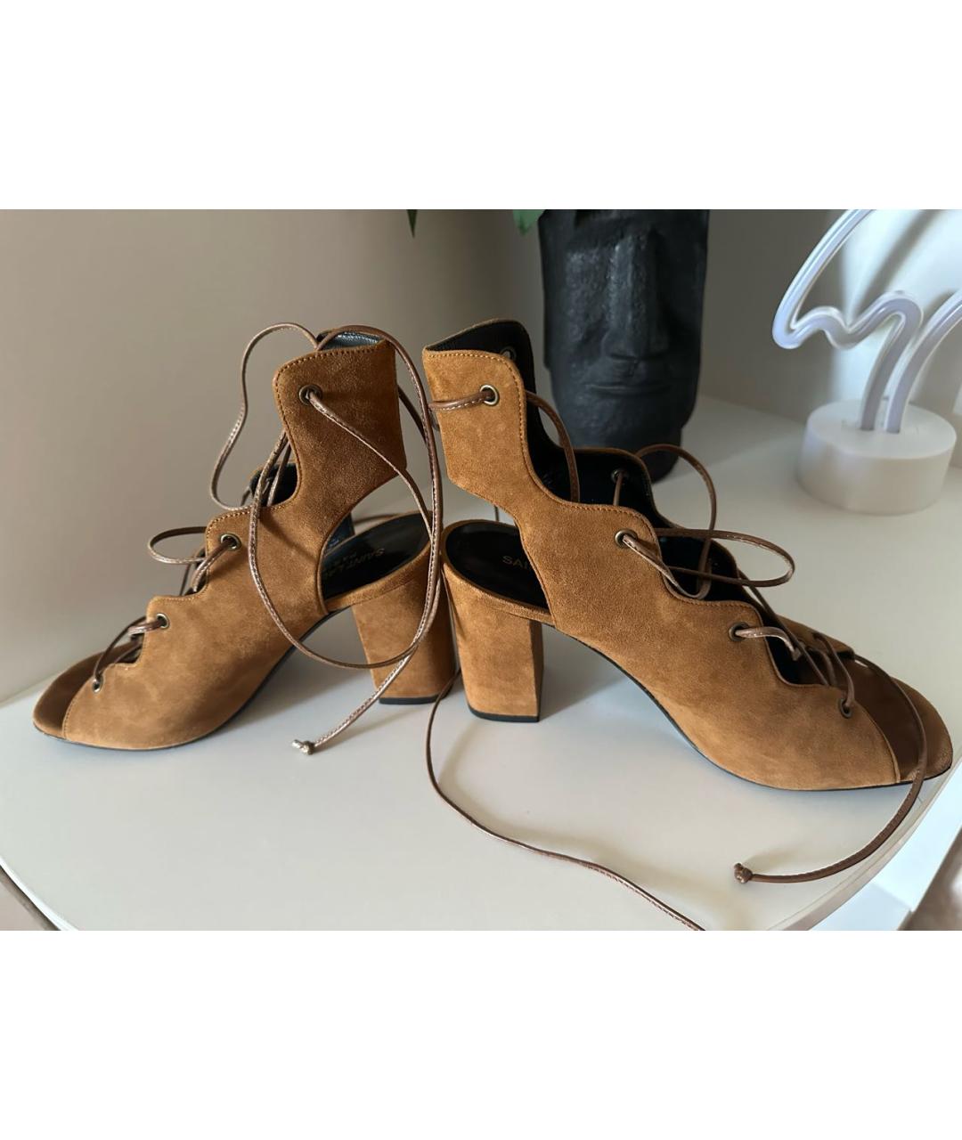 SAINT LAURENT Коричневые замшевые босоножки, фото 3