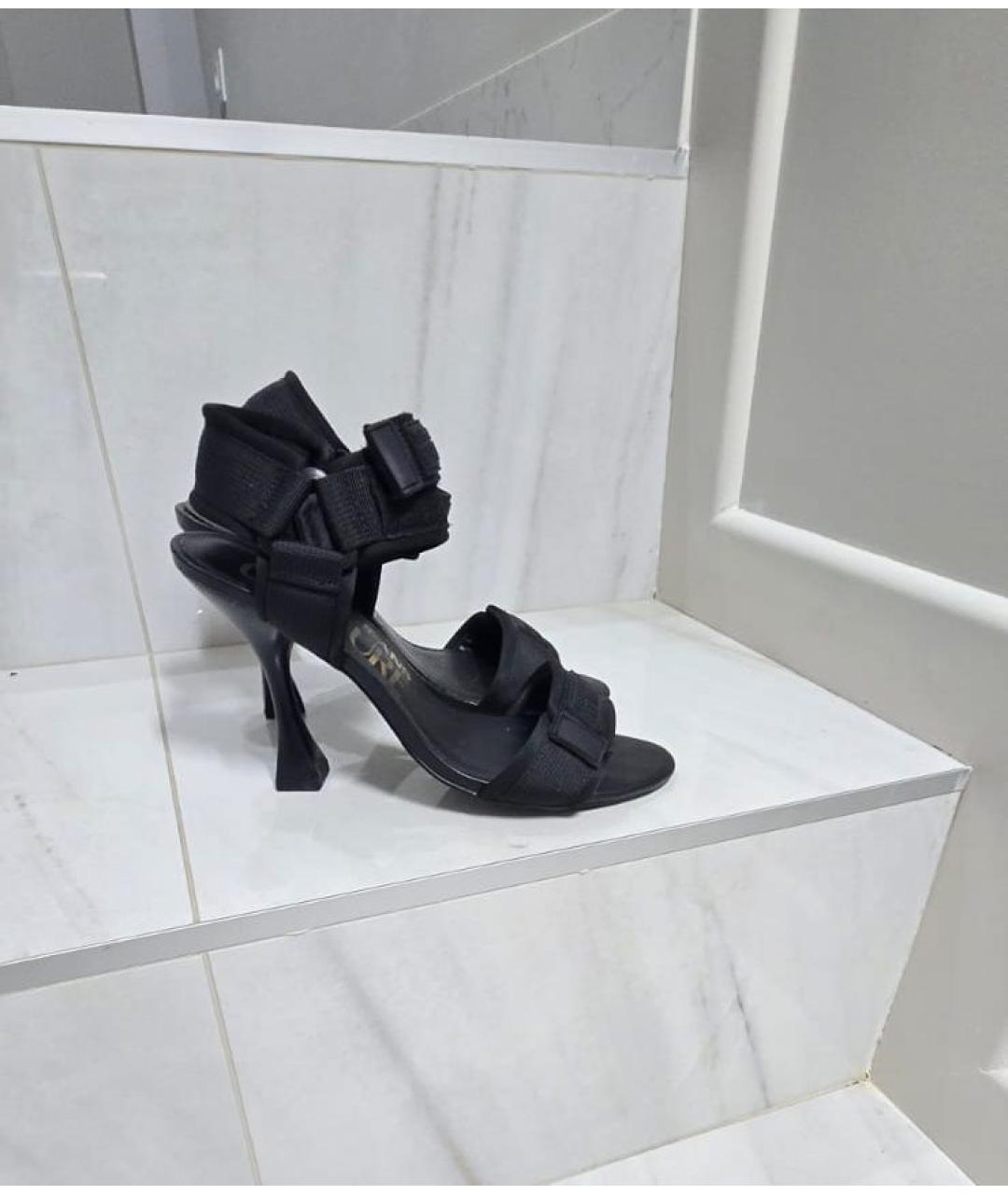VERSACE JEANS COUTURE Черные текстильные босоножки, фото 2