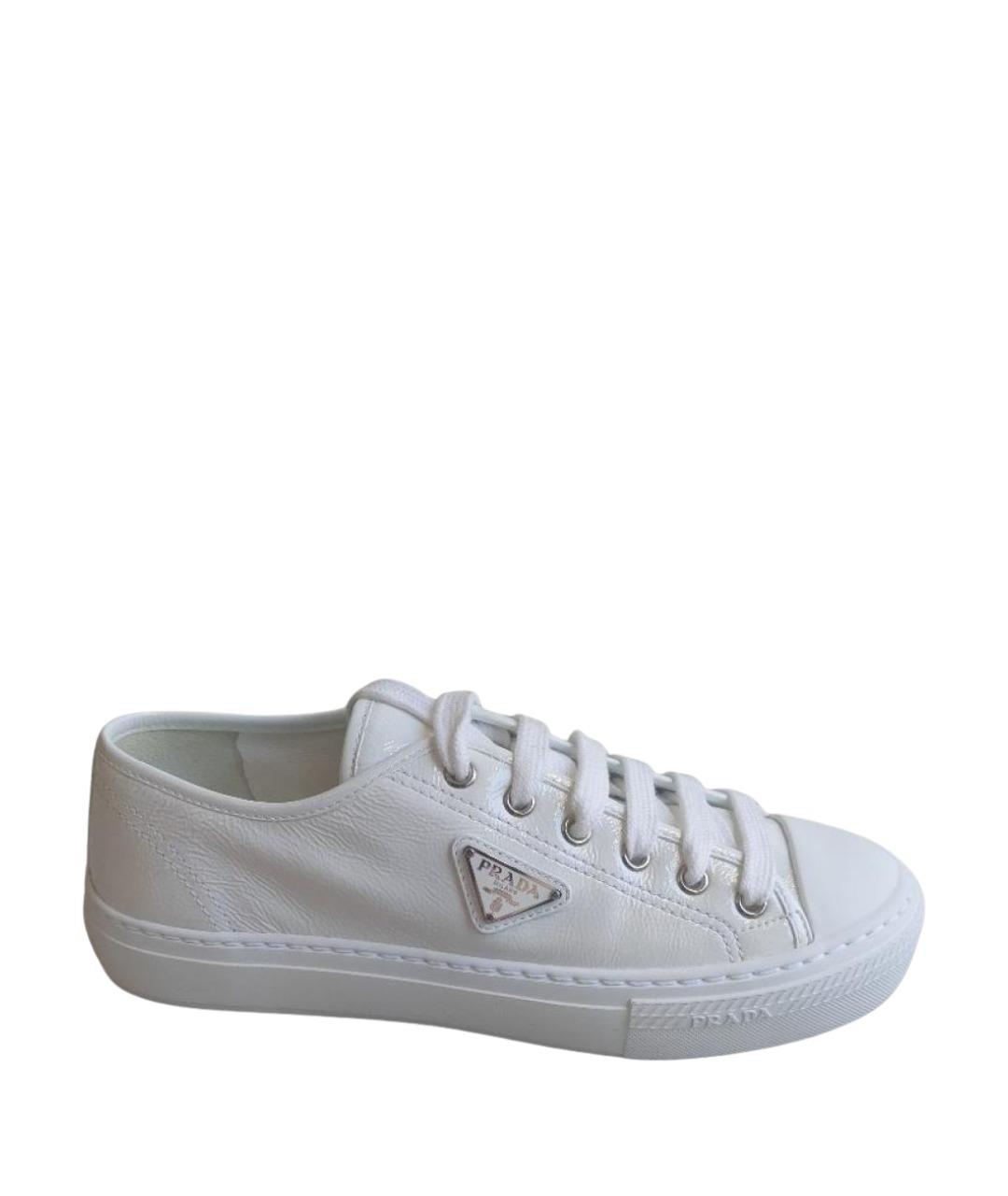 PRADA Белые кеды из лакированной кожи, фото 1