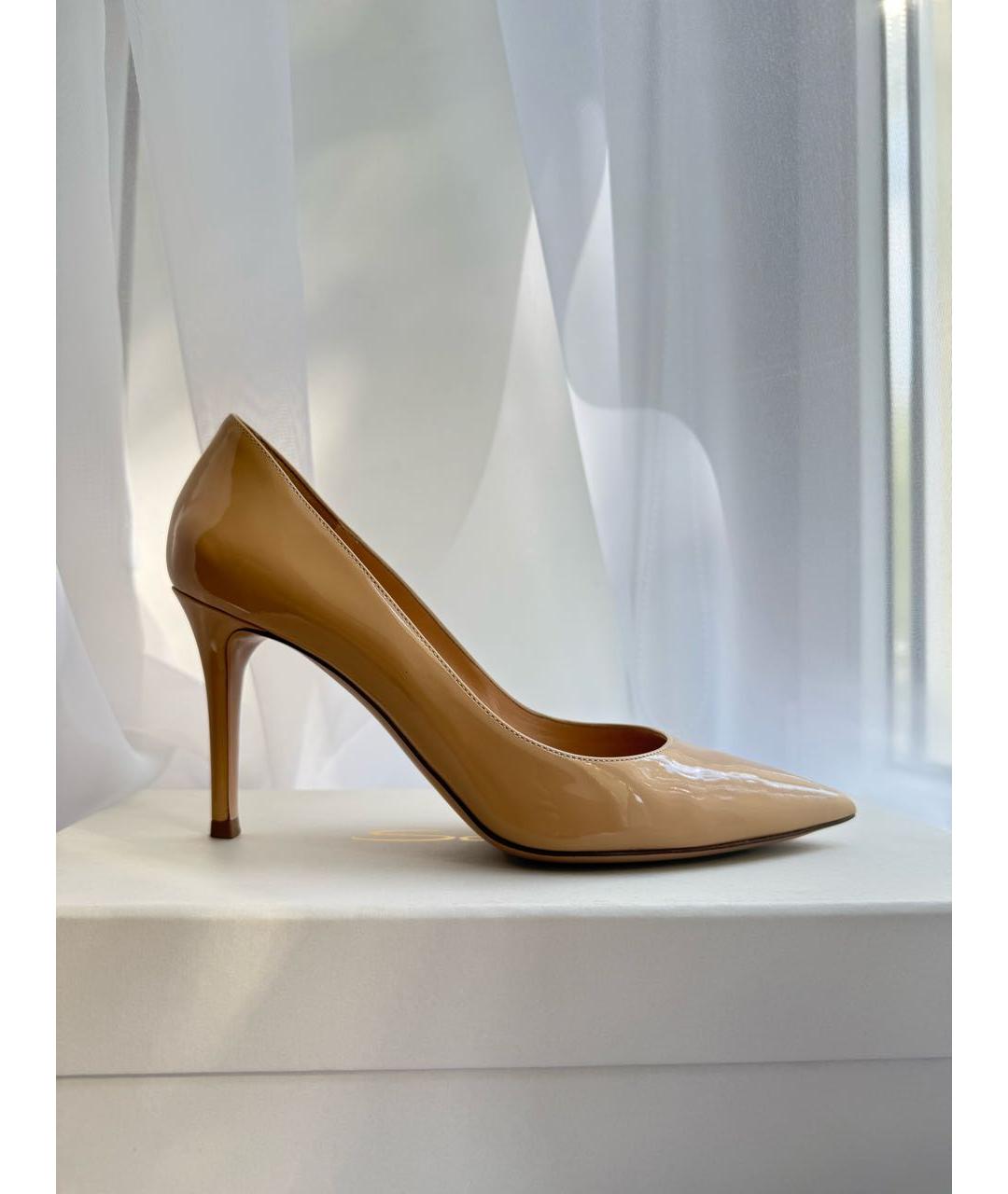 GIANVITO ROSSI Бежевые туфли из лакированной кожи, фото 9