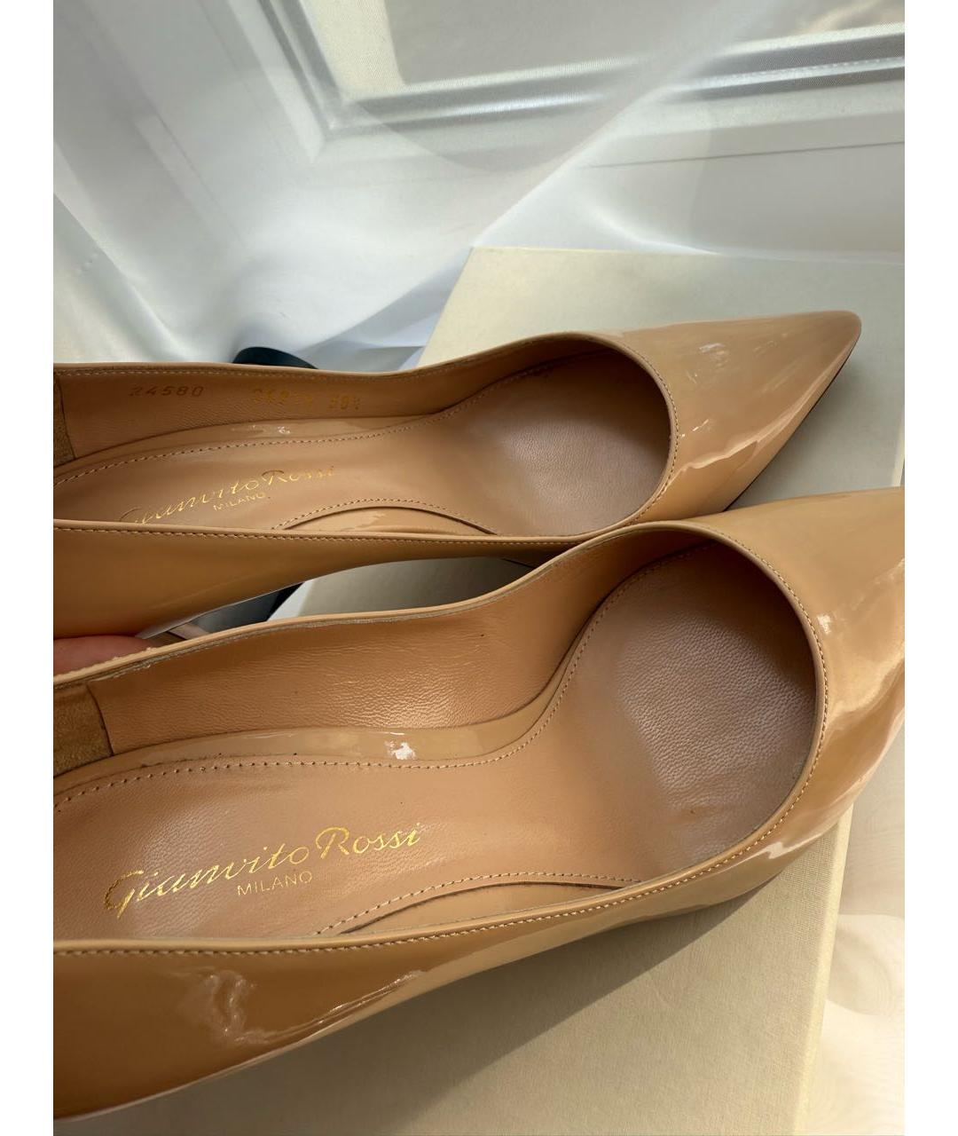 GIANVITO ROSSI Бежевые туфли из лакированной кожи, фото 7
