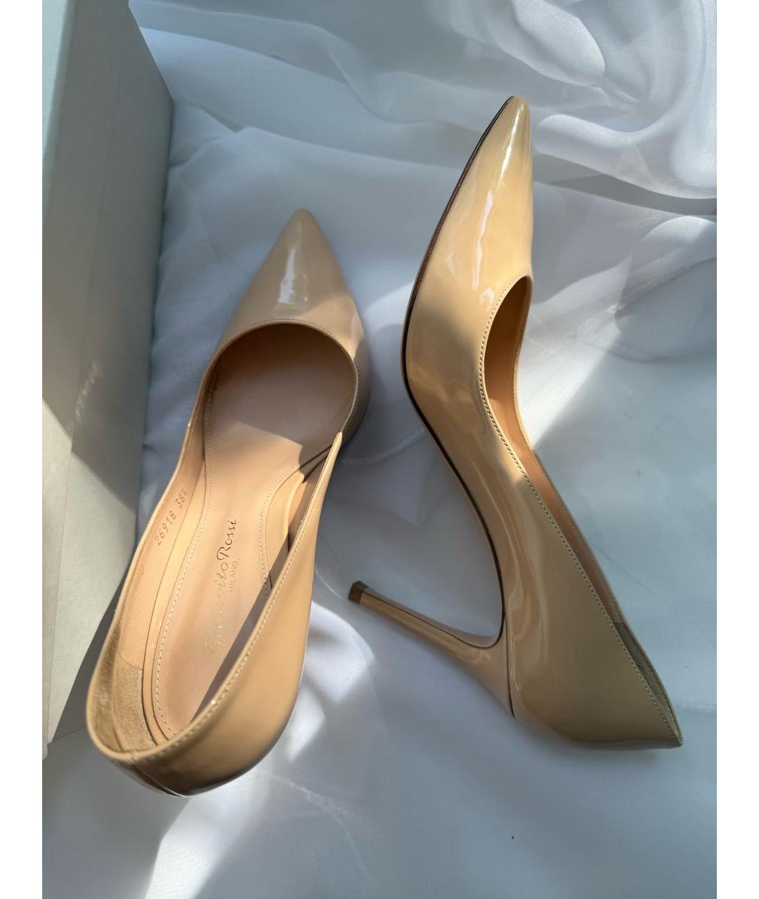 GIANVITO ROSSI Бежевые туфли из лакированной кожи, фото 5