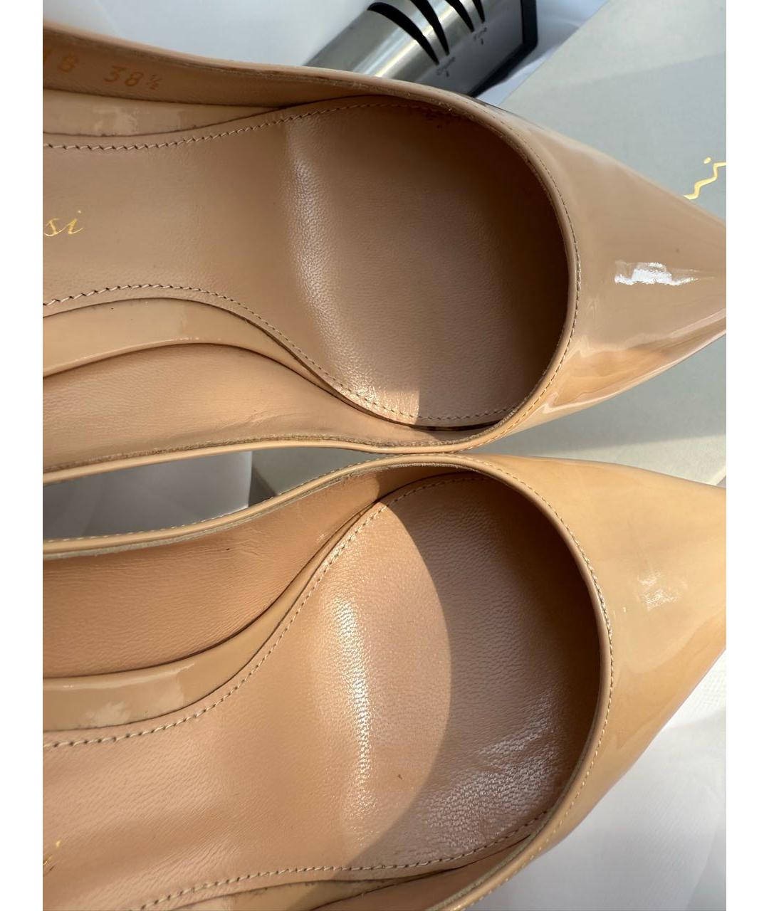 GIANVITO ROSSI Бежевые туфли из лакированной кожи, фото 8