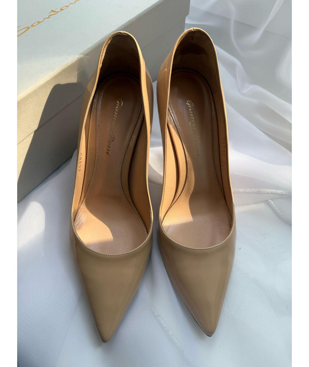 GIANVITO ROSSI Бежевые туфли из лакированной кожи, фото 2