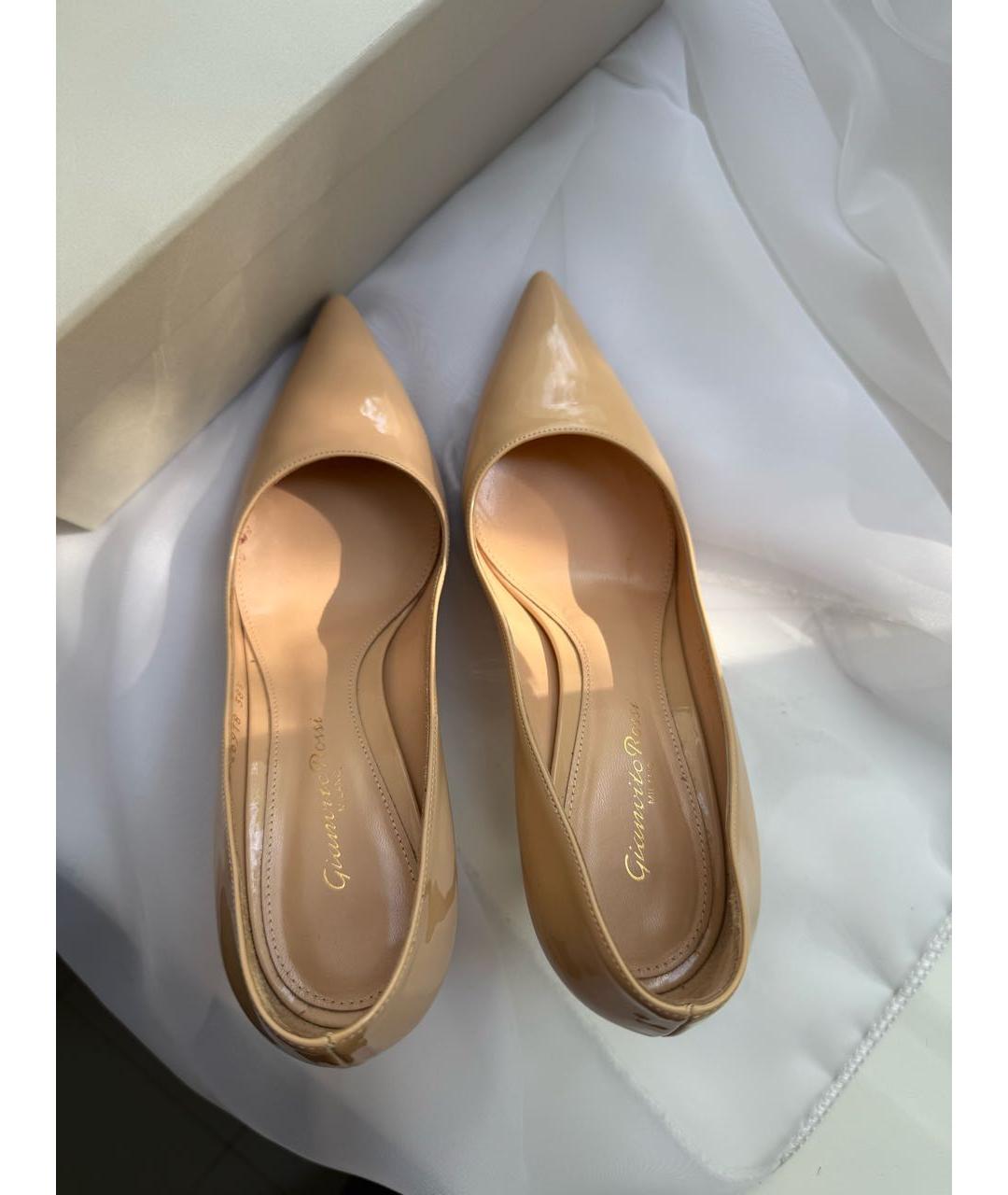 GIANVITO ROSSI Бежевые туфли из лакированной кожи, фото 3