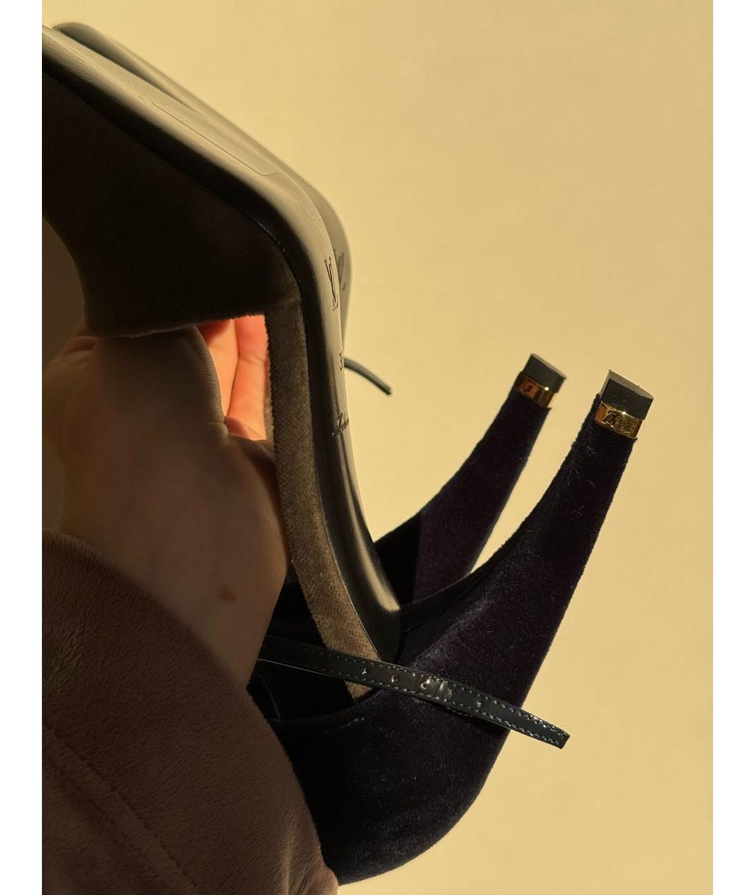 LOUIS VUITTON Серые бархатные босоножки, фото 8