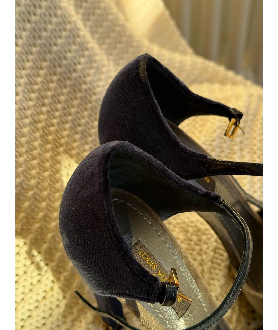 LOUIS VUITTON Серые бархатные босоножки, фото 3
