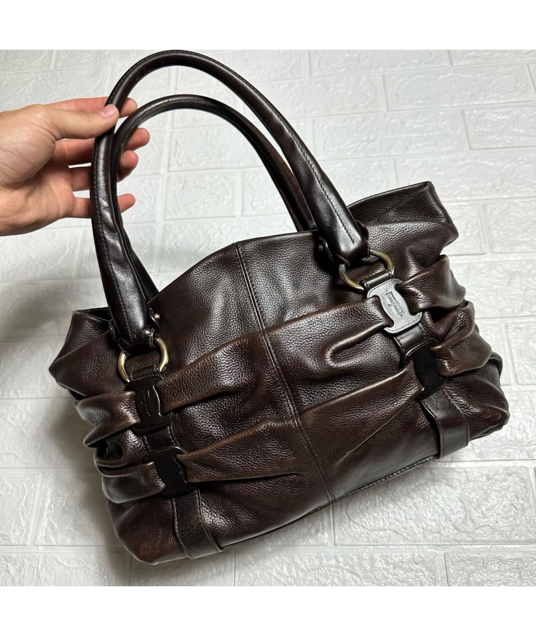 FERRAGAMO Коричневая кожаная сумка с короткими ручками, фото 6