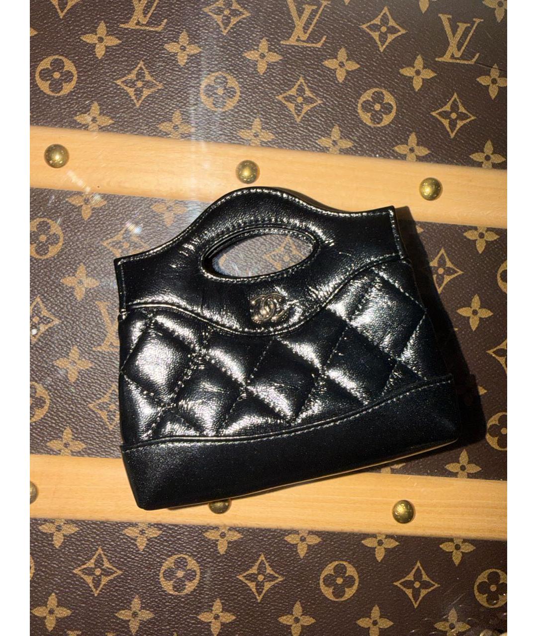 CHANEL Черная сумка с короткими ручками из лакированной кожи, фото 4