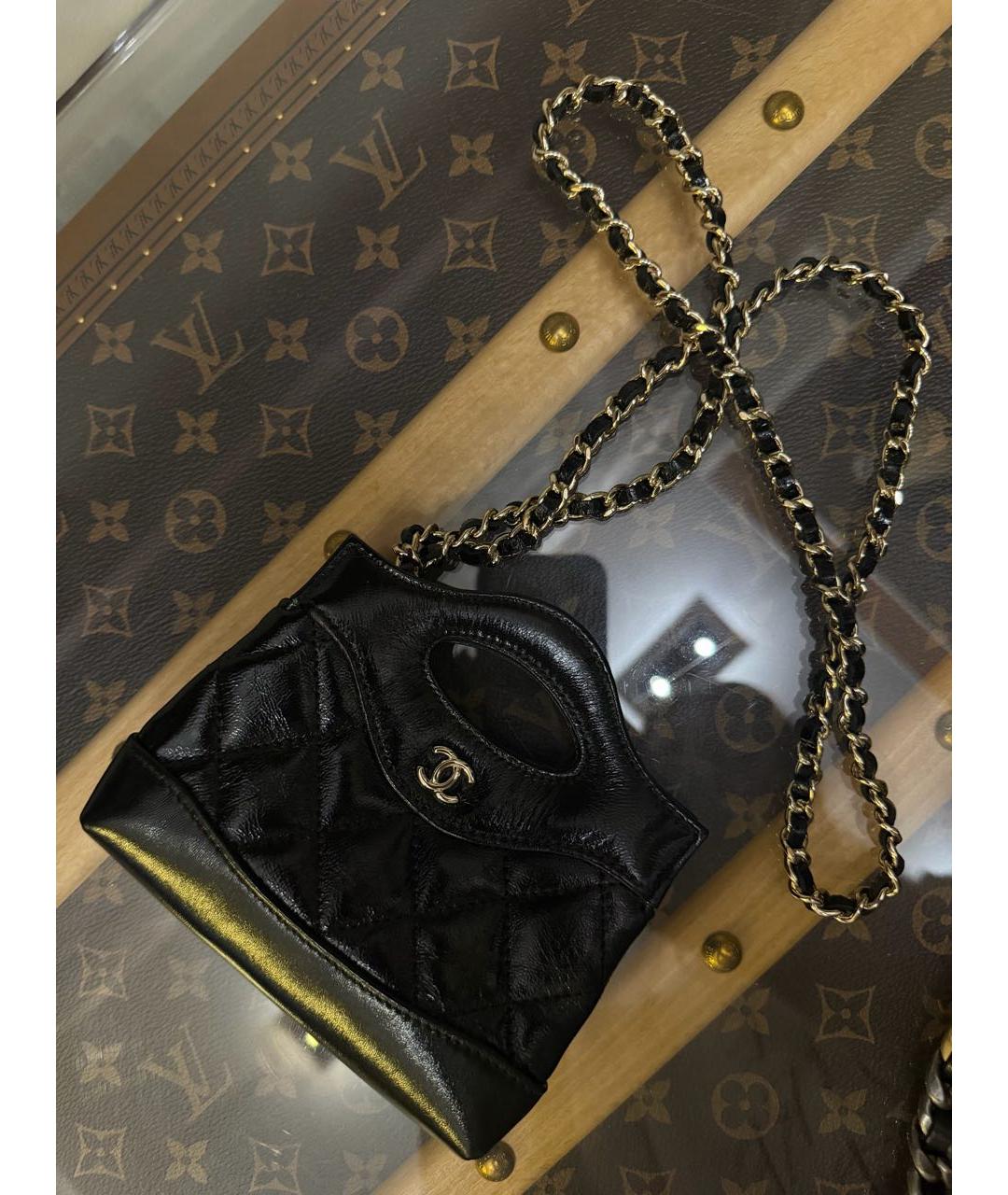 CHANEL Черная сумка с короткими ручками из лакированной кожи, фото 3