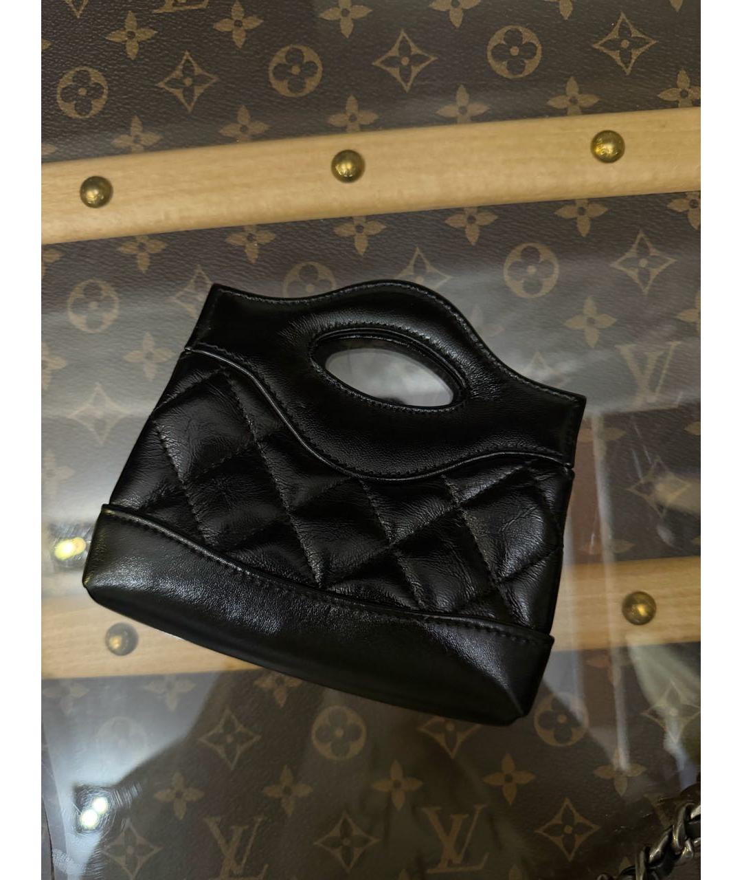 CHANEL Черная сумка с короткими ручками из лакированной кожи, фото 2