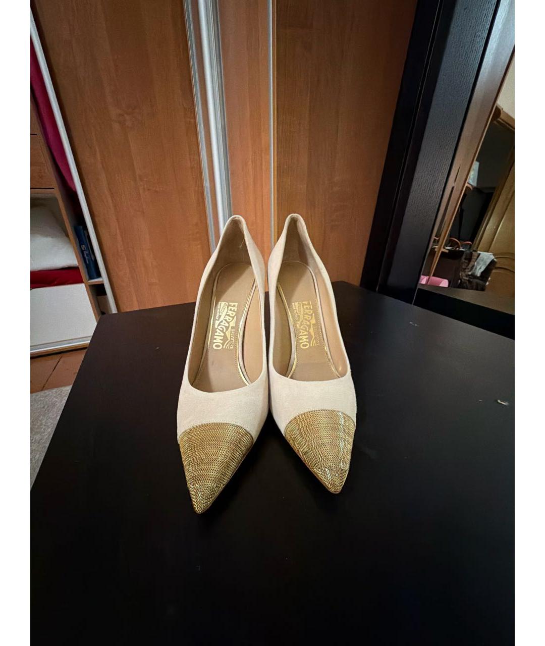 FERRAGAMO Бежевые замшевые туфли, фото 2