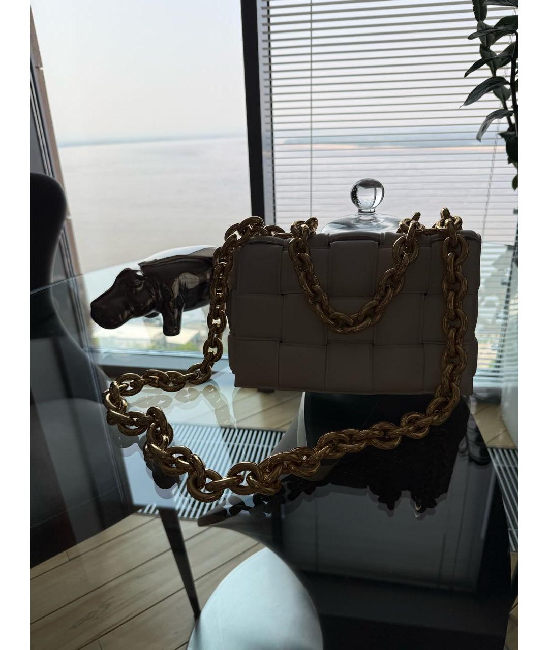 BOTTEGA VENETA Белая кожаная сумка с короткими ручками, фото 7
