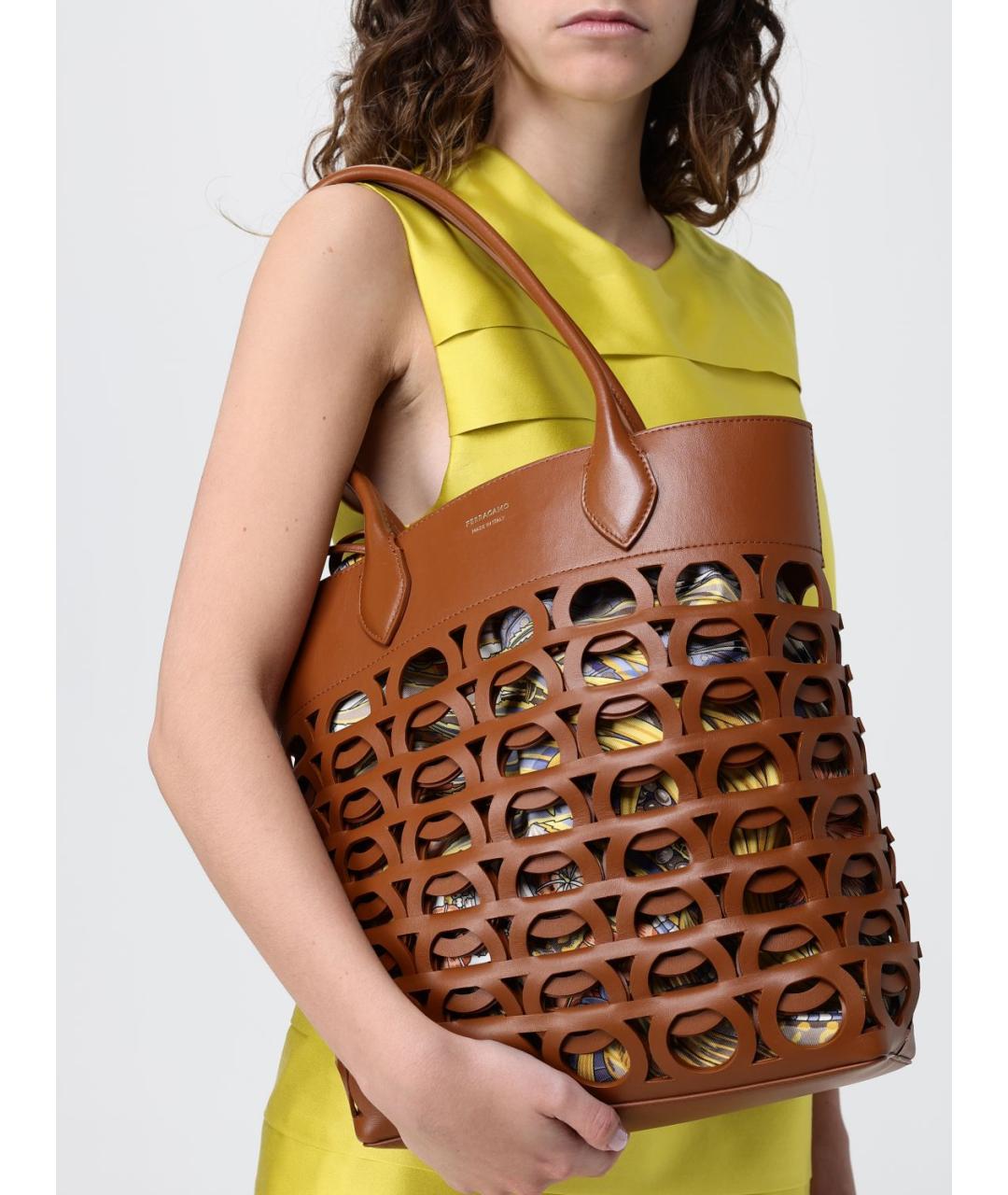 FERRAGAMO Коричневая кожаная сумка тоут, фото 2