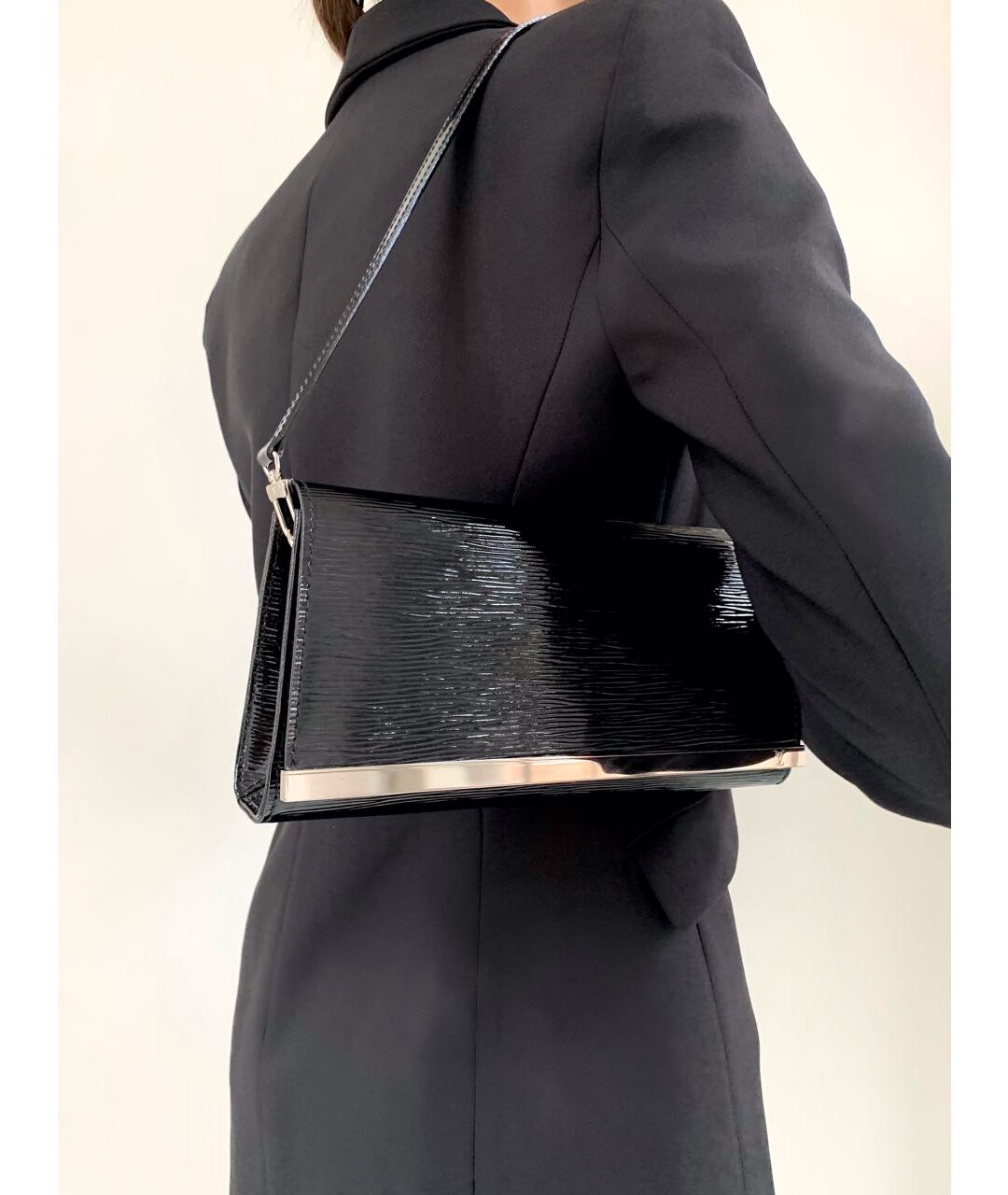 LOUIS VUITTON PRE-OWNED Черная сумка через плечо из лакированной кожи, фото 5