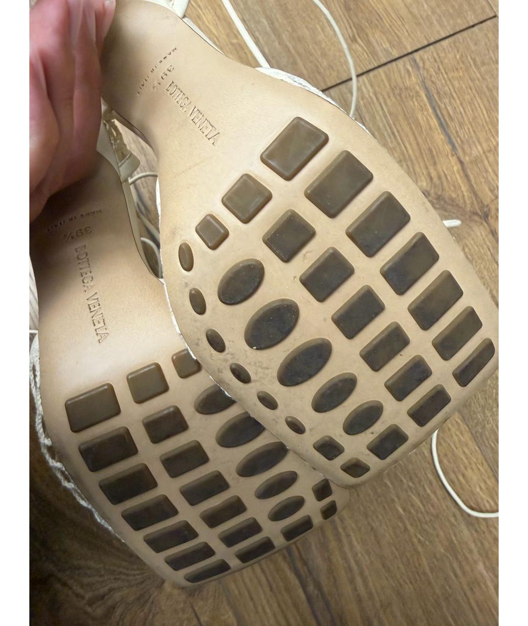 BOTTEGA VENETA Белые кожаные босоножки, фото 5
