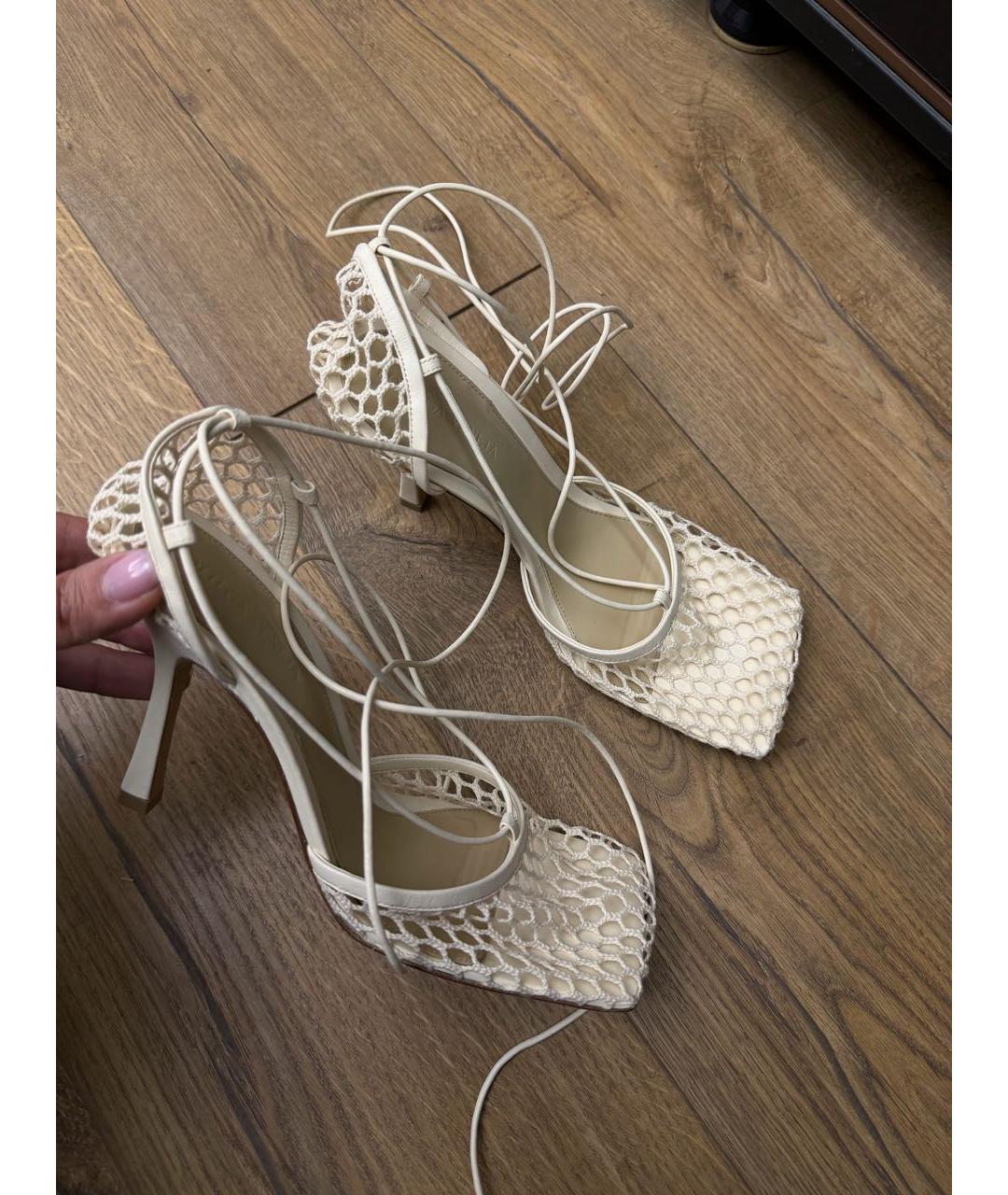 BOTTEGA VENETA Белые кожаные босоножки, фото 2
