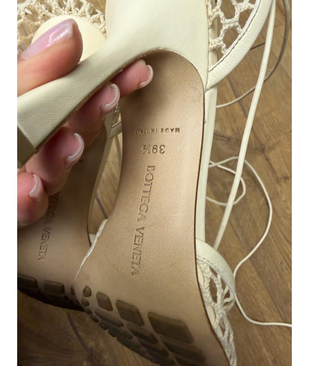 BOTTEGA VENETA Белые кожаные босоножки, фото 4