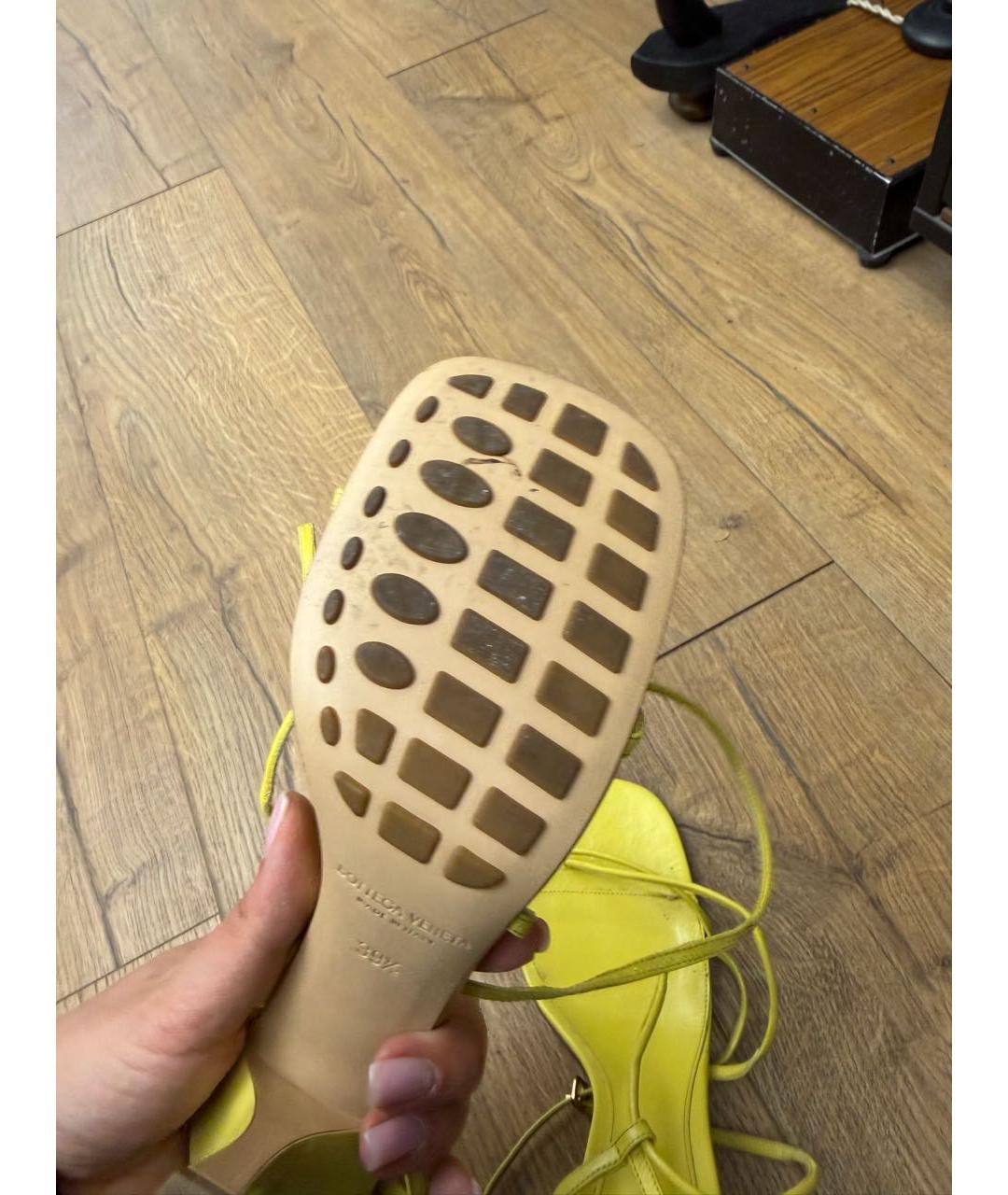 BOTTEGA VENETA Желтые кожаные босоножки, фото 8