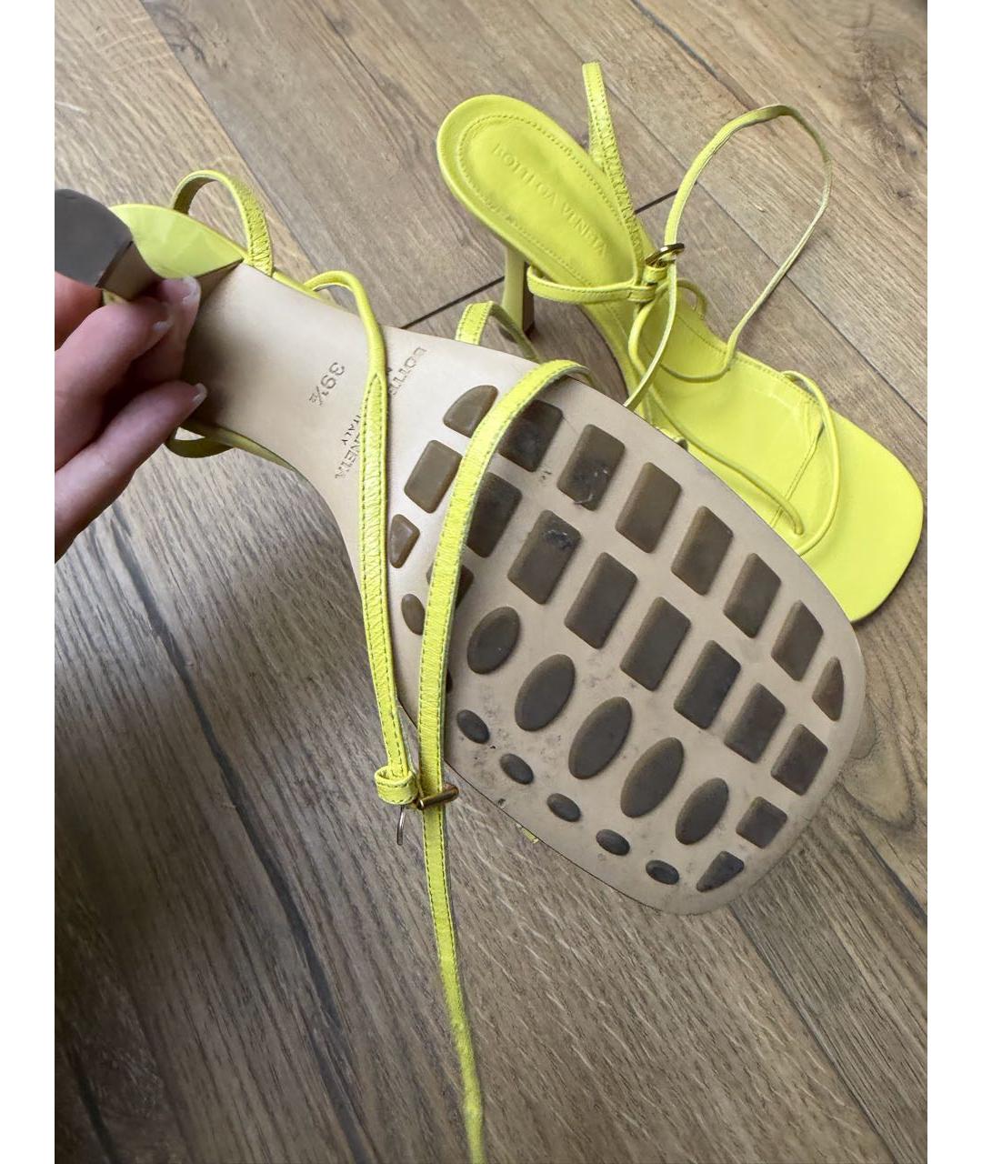 BOTTEGA VENETA Желтые кожаные босоножки, фото 4