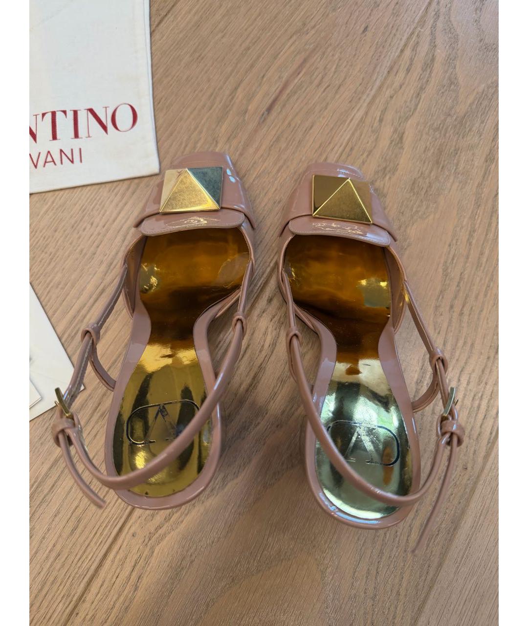 VALENTINO Бежевые босоножки из лакированной кожи, фото 7