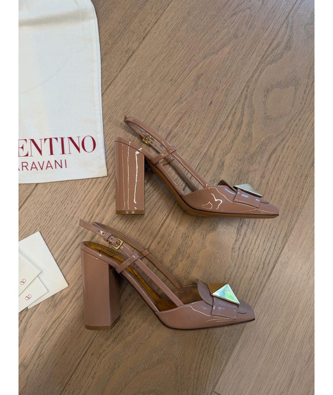 VALENTINO Бежевые босоножки из лакированной кожи, фото 4