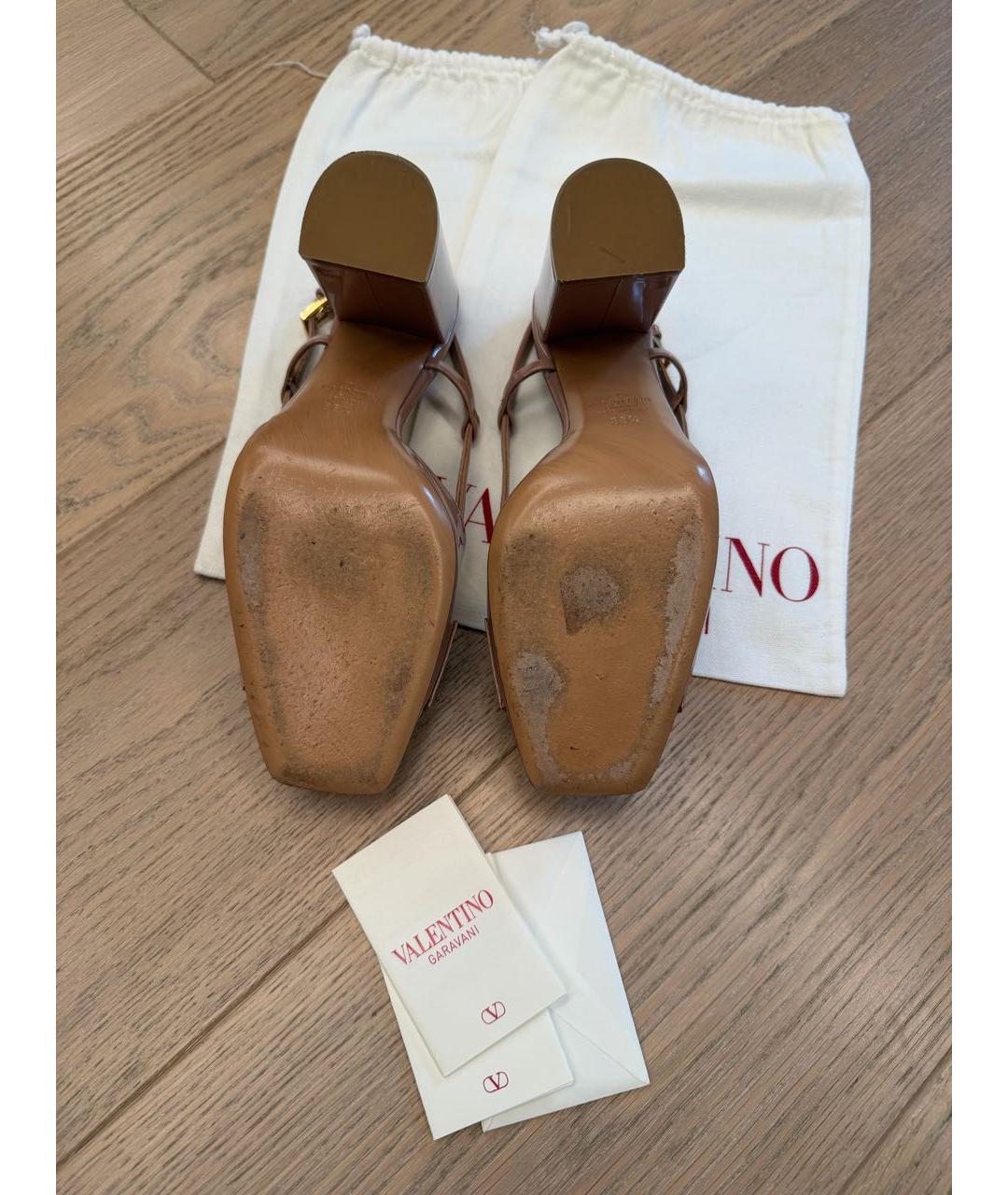 VALENTINO Бежевые босоножки из лакированной кожи, фото 6