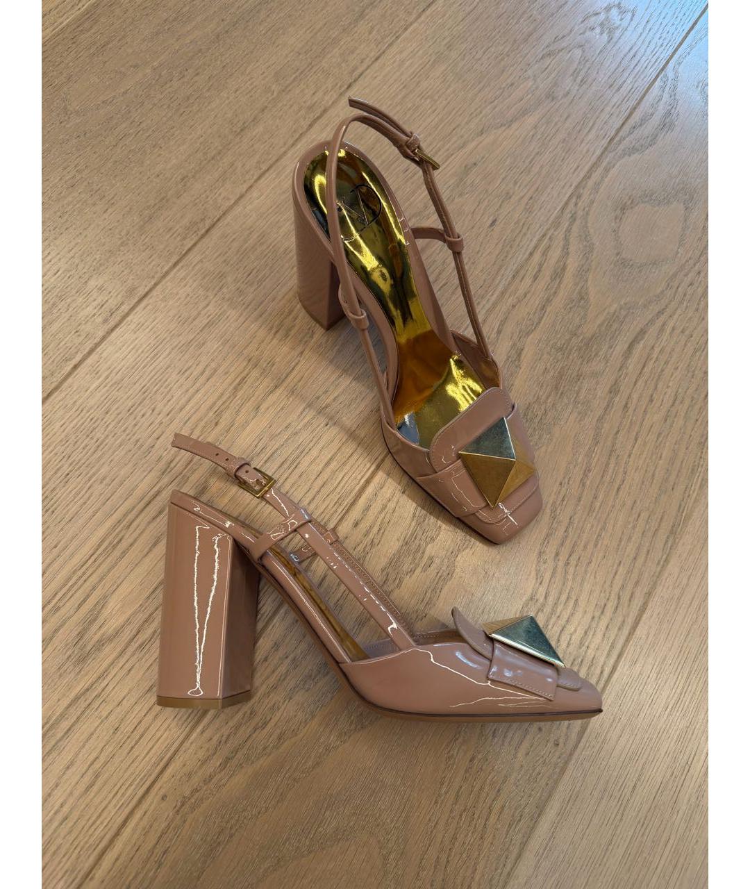 VALENTINO Бежевые босоножки из лакированной кожи, фото 3