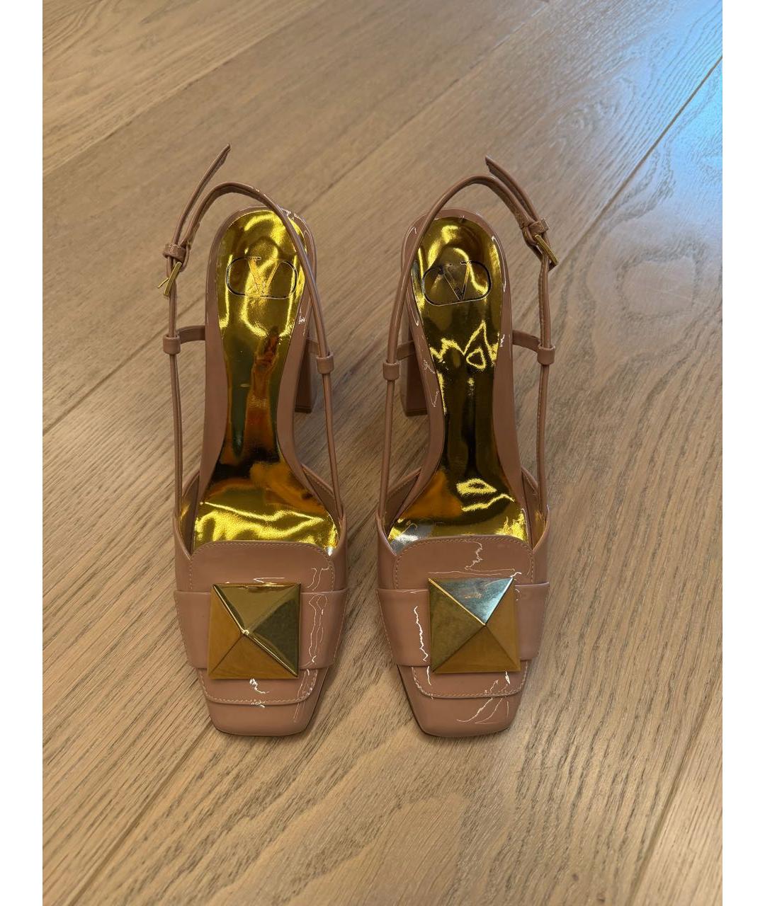 VALENTINO Бежевые босоножки из лакированной кожи, фото 2