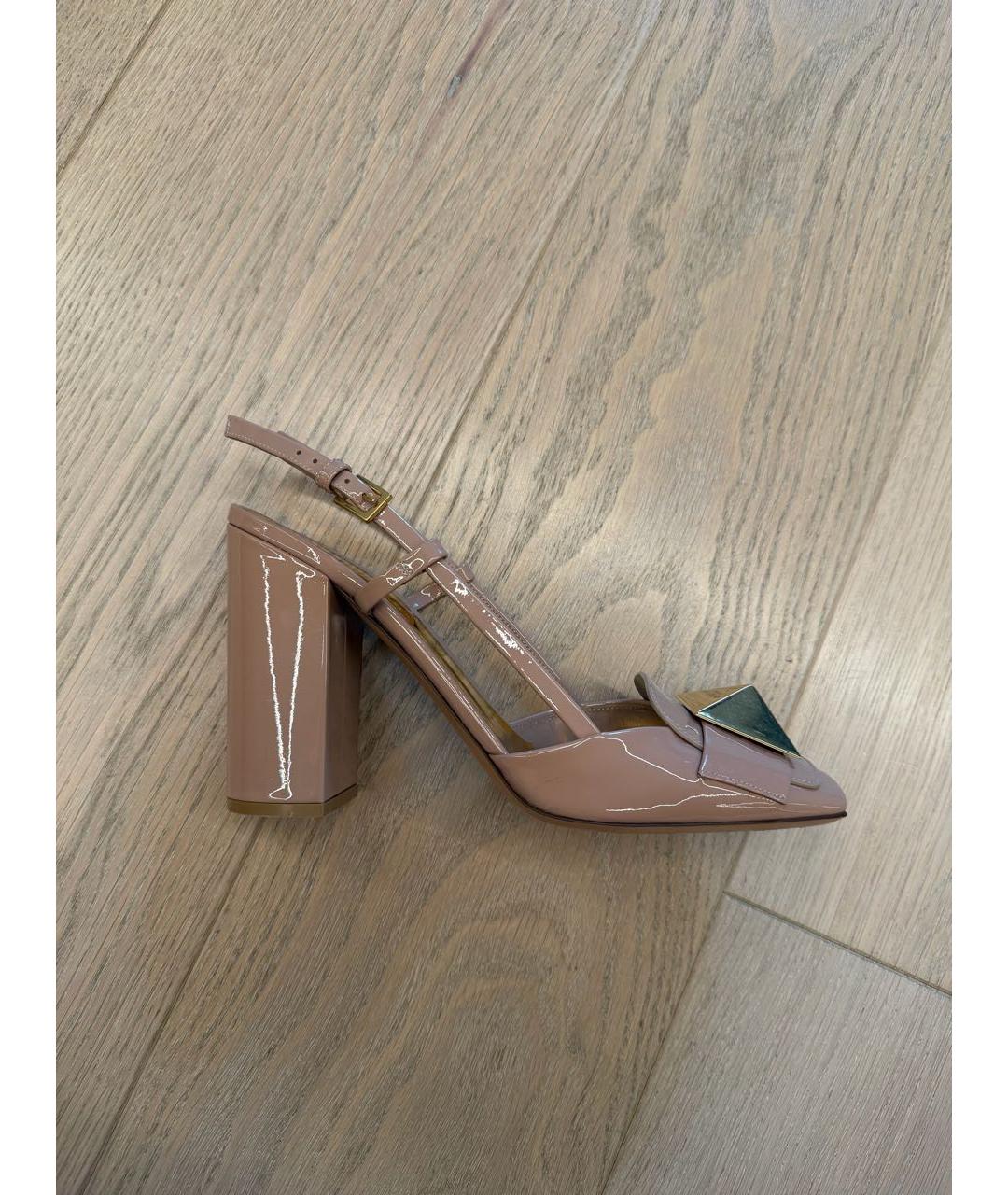 VALENTINO Бежевые босоножки из лакированной кожи, фото 9