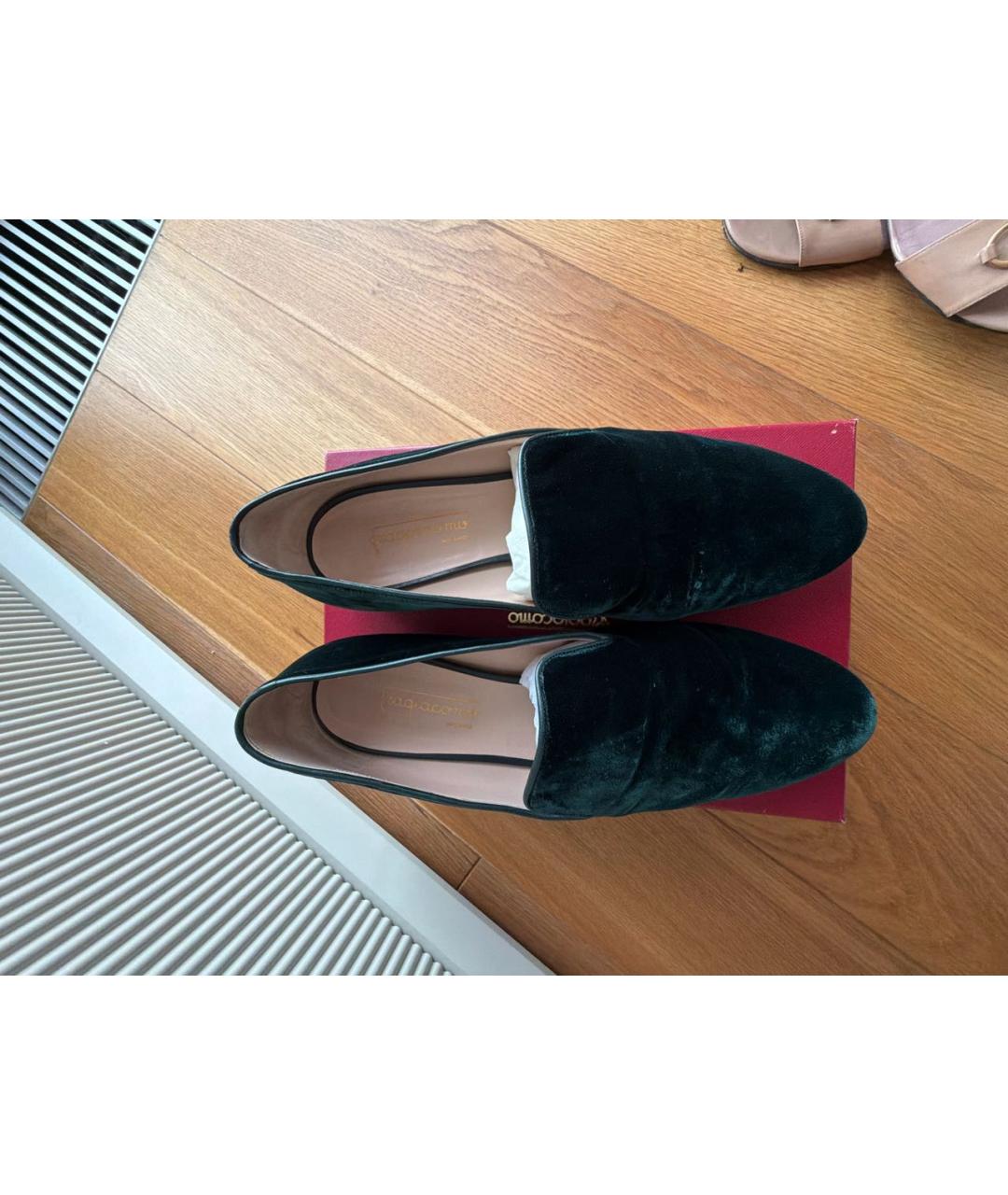 FERRAGAMO Зеленые бархатные лоферы, фото 3