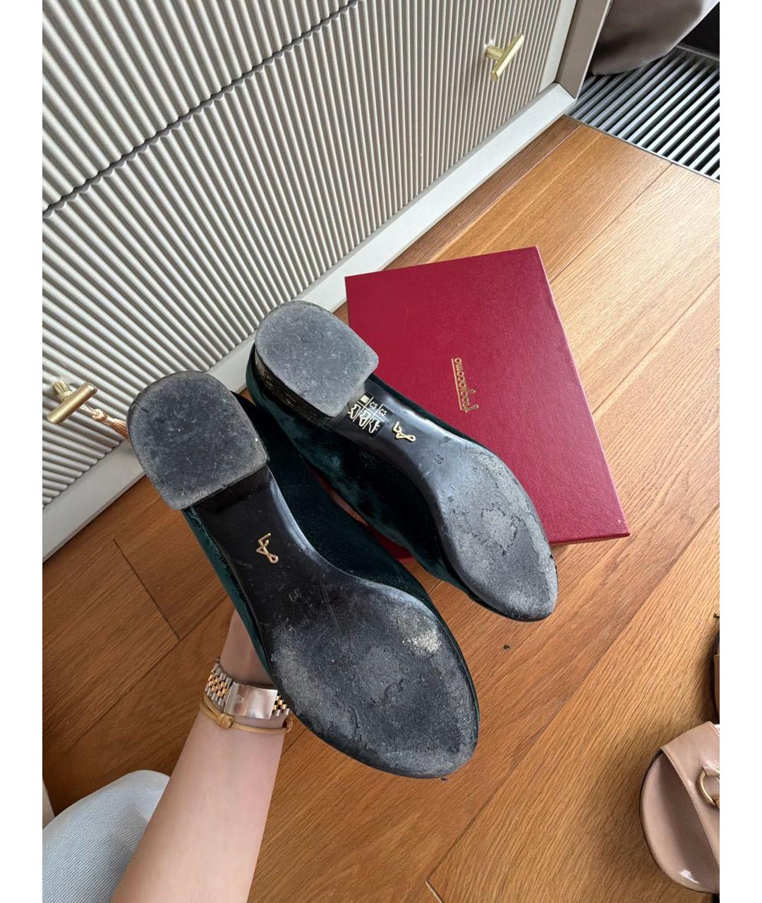 FERRAGAMO Зеленые бархатные лоферы, фото 5