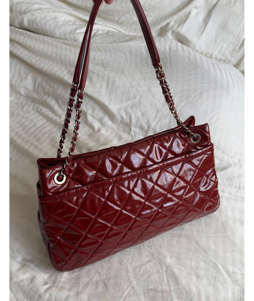 CHANEL Красная сумка через плечо из лакированной кожи, фото 2